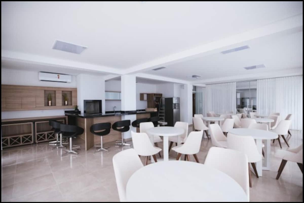 Apê estilo Resort c/ pé na areia e vista mar, próximo ao Beto Carrero