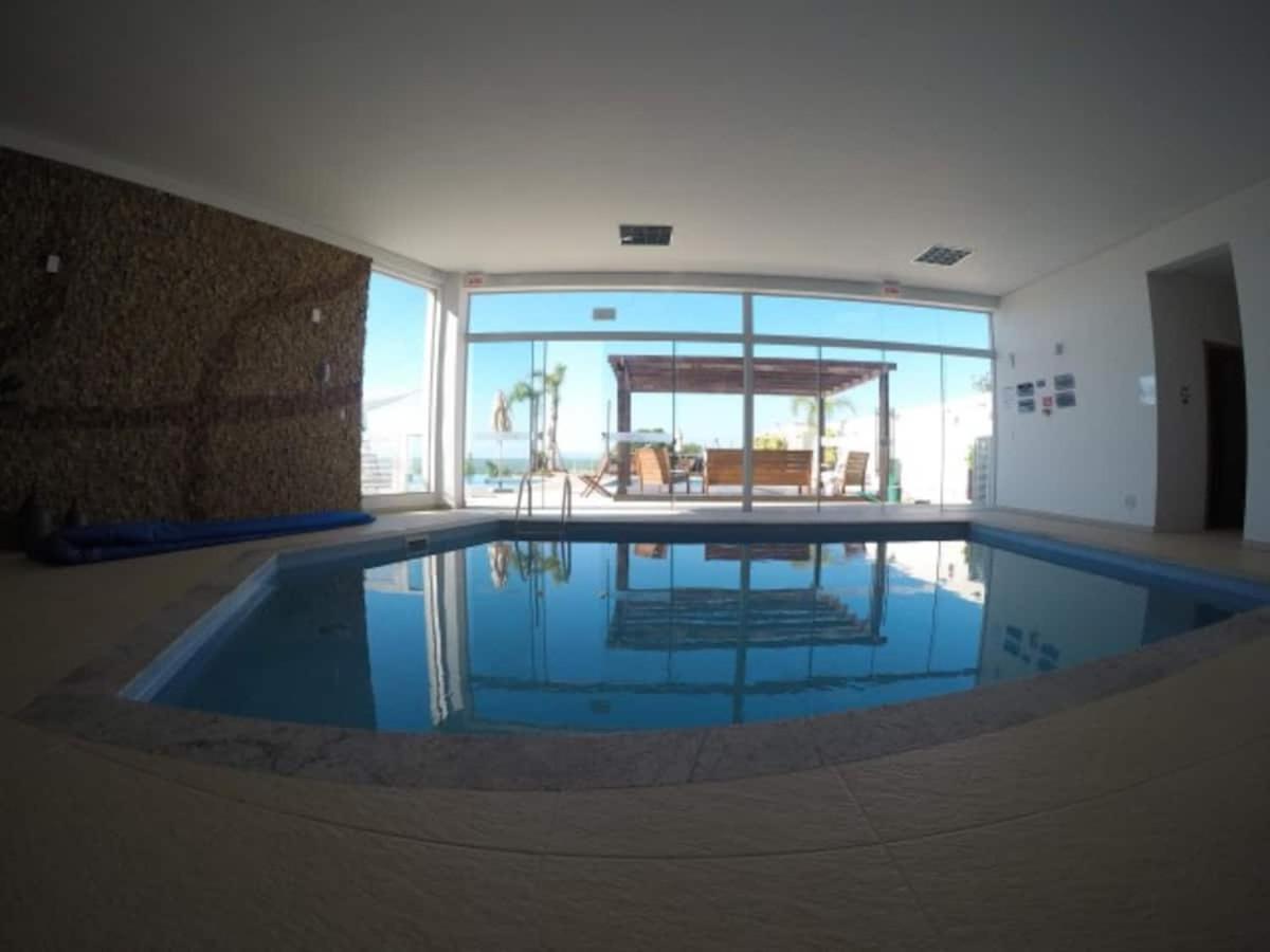 Apê estilo Resort c/ pé na areia e vista mar, próximo ao Beto Carrero