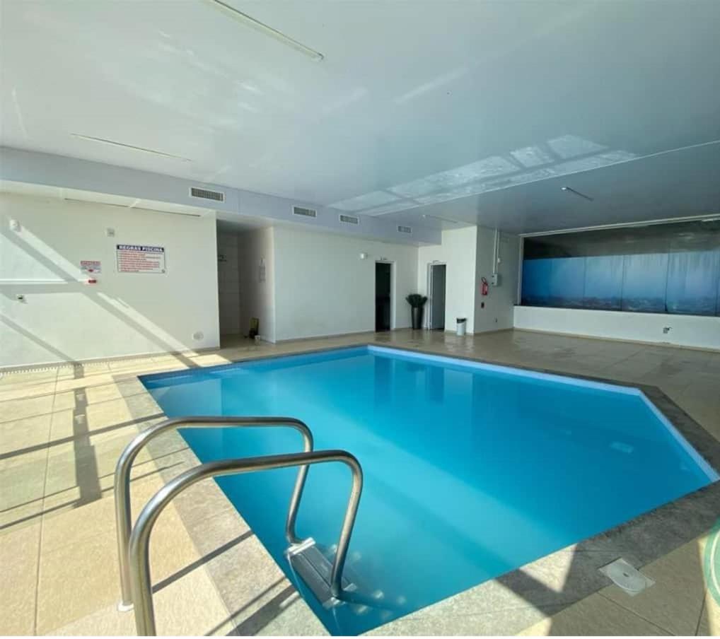 Apê estilo Resort c/ pé na areia e vista mar, próximo ao Beto Carrero