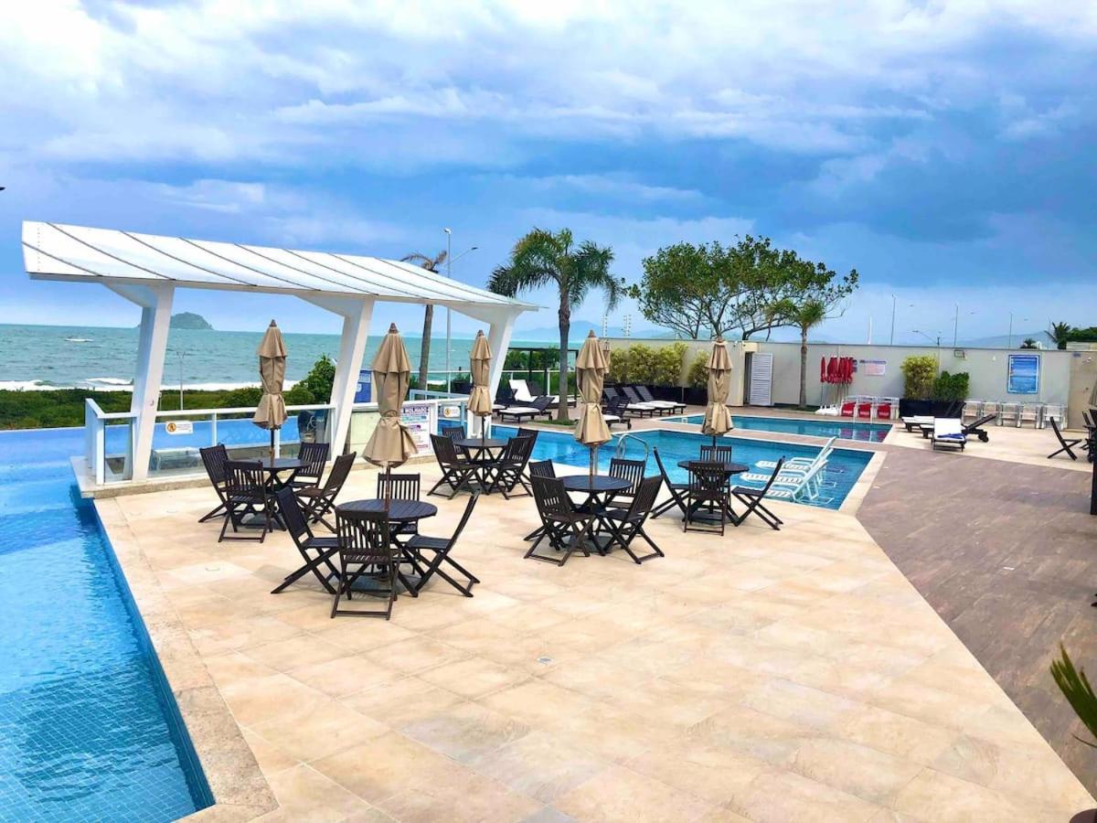 Apê estilo Resort c/ pé na areia e vista mar, próximo ao Beto Carrero