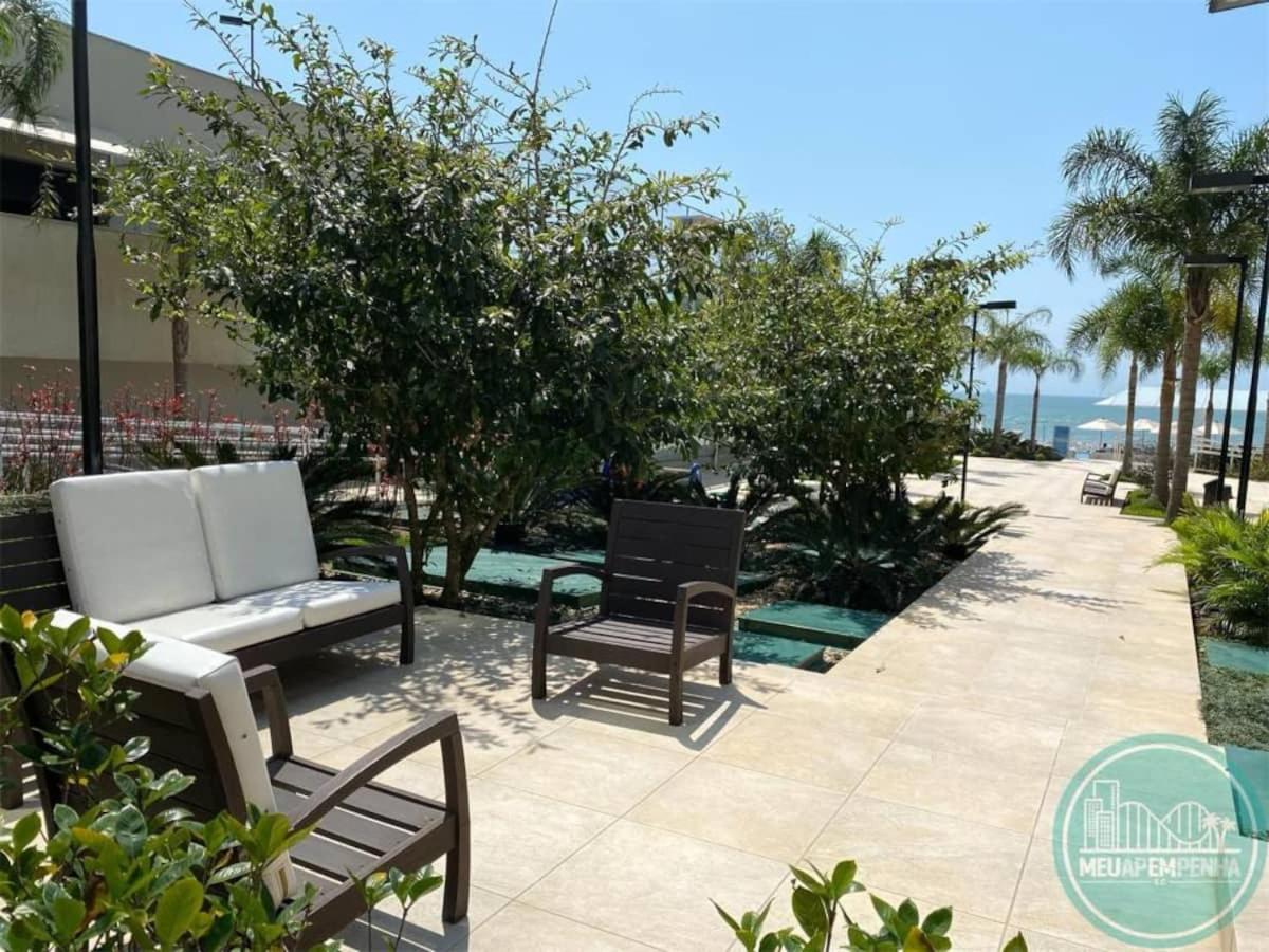 Apê estilo Resort c/ pé na areia e vista mar, próximo ao Beto Carrero