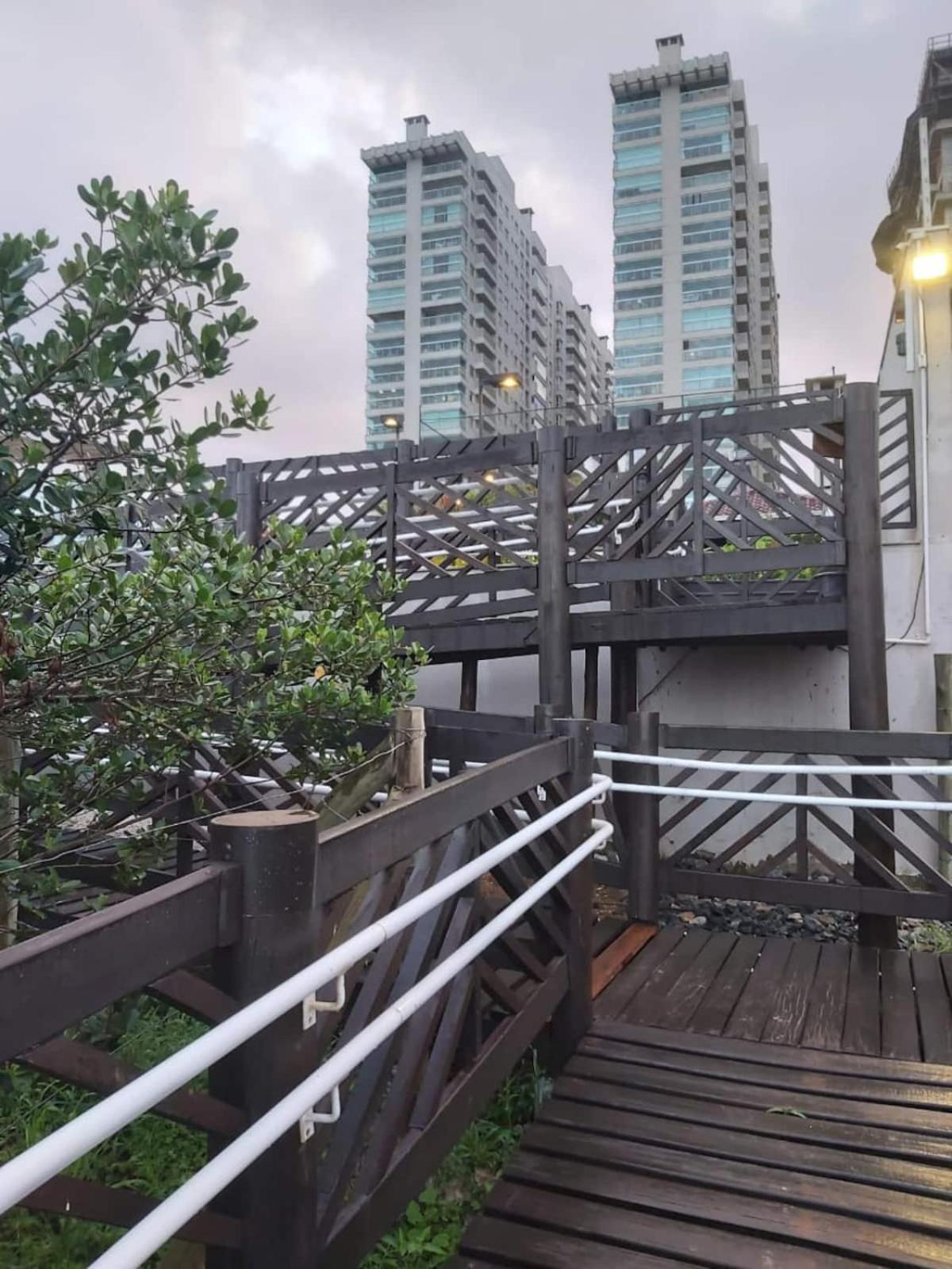 Apê estilo Resort c/ pé na areia e vista mar, próximo ao Beto Carrero