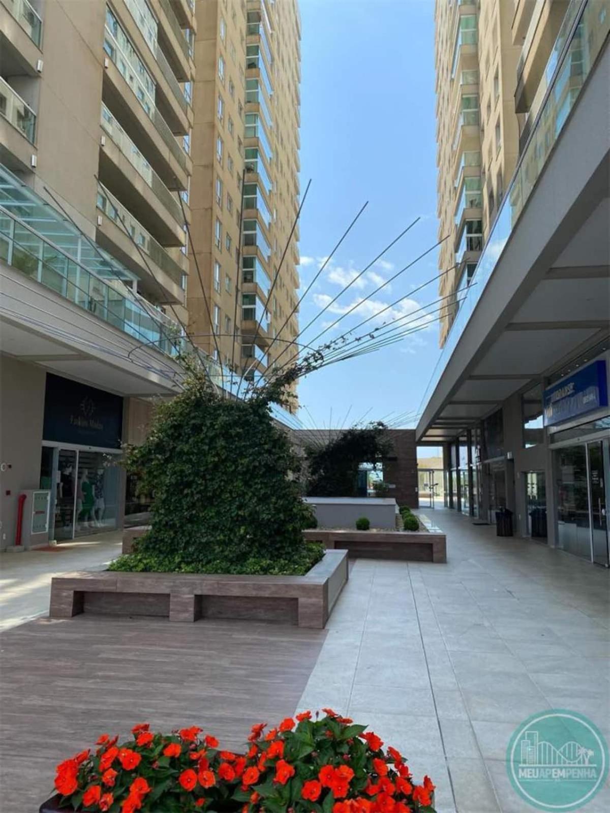 Apê estilo Resort c/ pé na areia e vista mar, próximo ao Beto Carrero