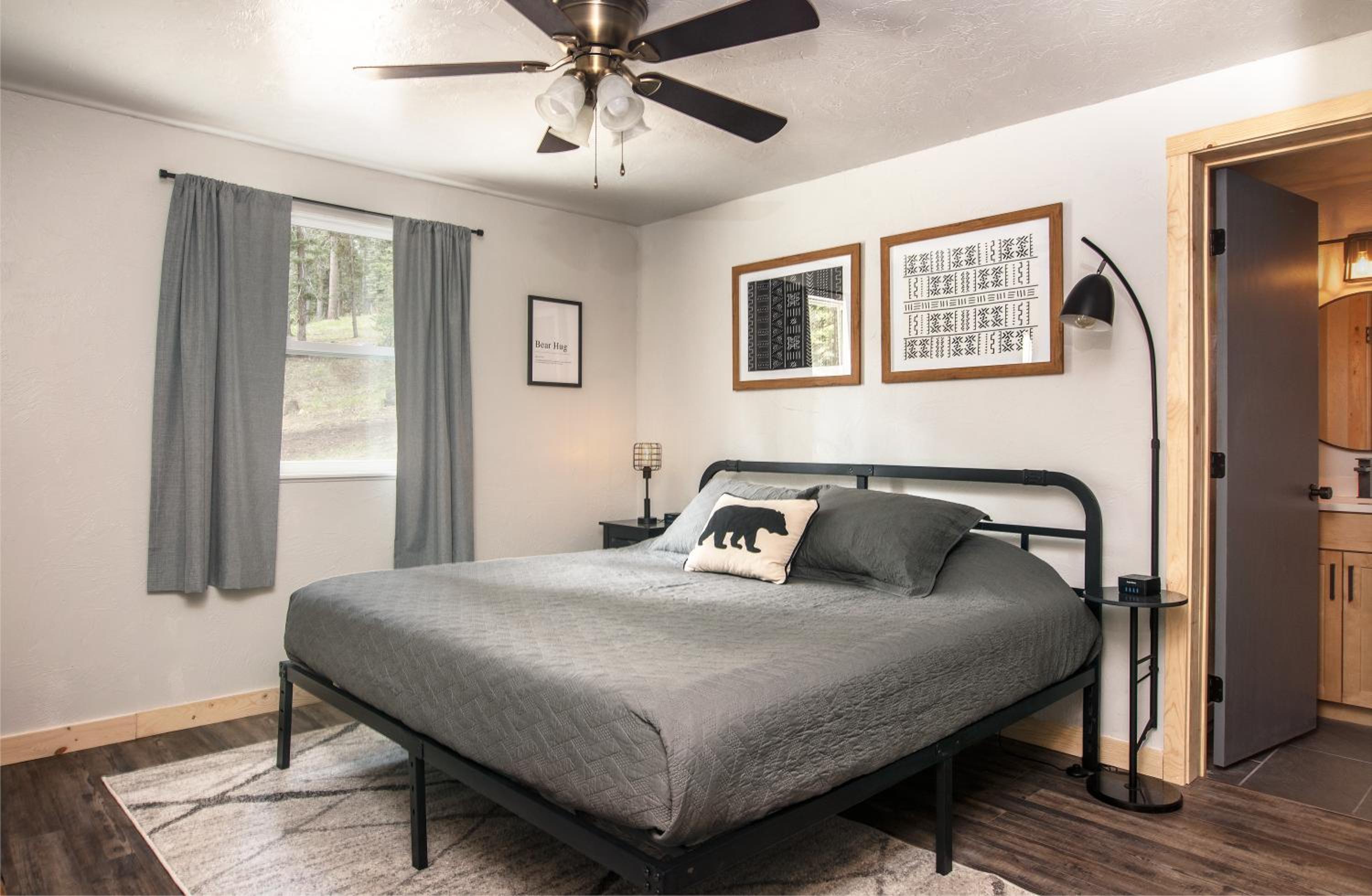 Carson Cabin - King Beds, Mountain Views, Mins to Town view 3