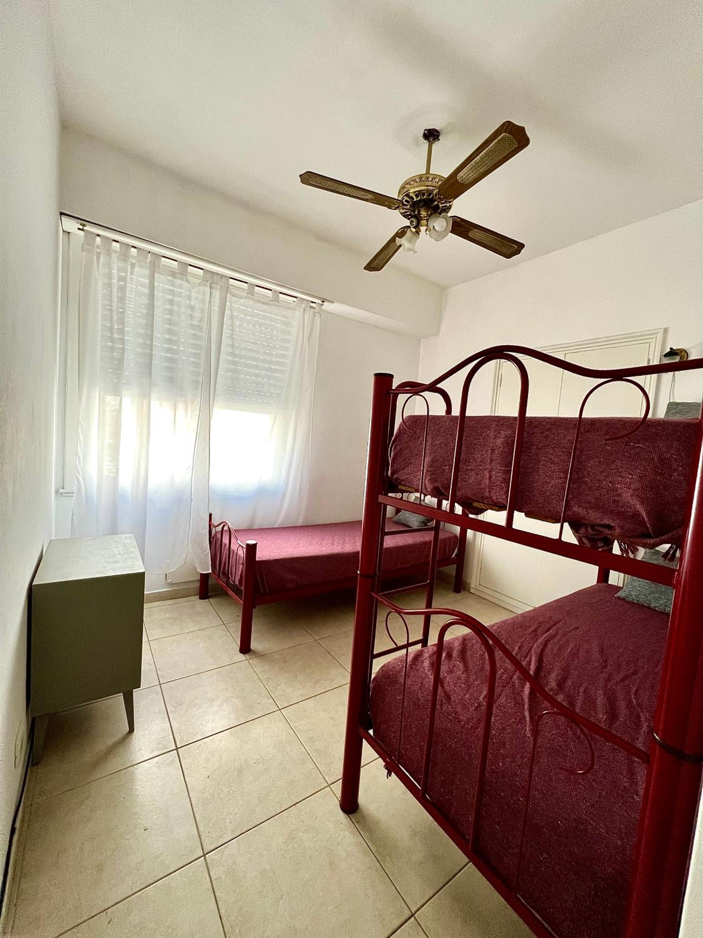 Amplio departamento al frente en zona Plaza Colón - SOLO FAMILIAS -