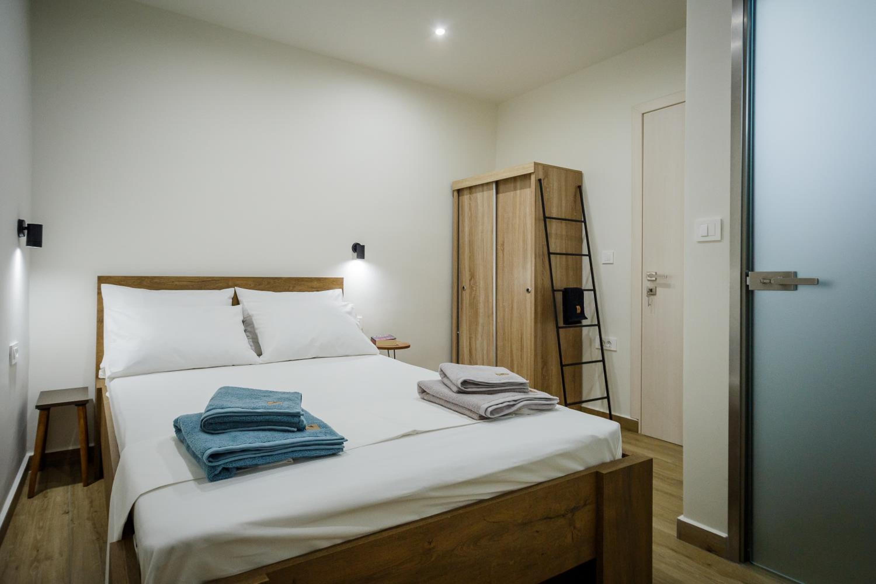 Central Corner Apts - Charming Apartments for 3 in the Heart of the City Perfect for Memorable Summer Experiences By Villa Mana Gers