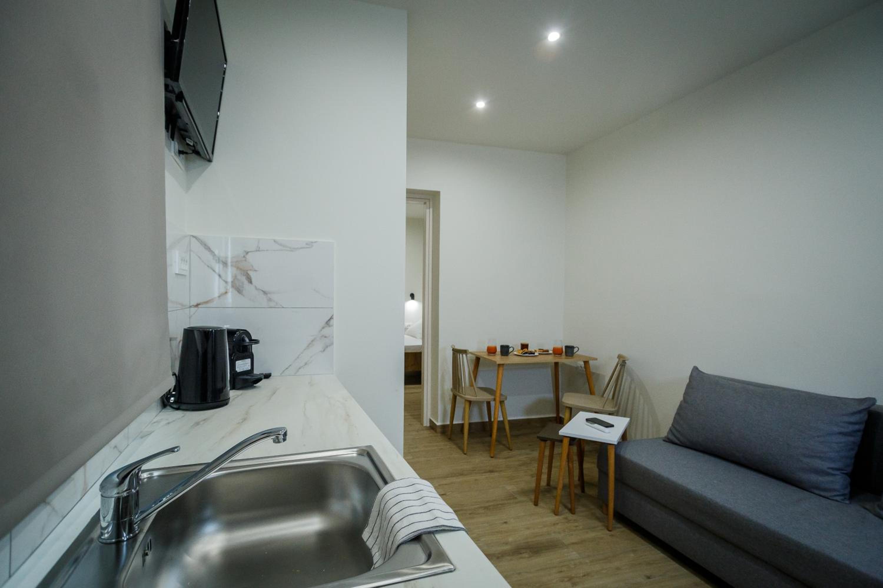 Central Corner Apts - Charming Apartments for 3 in the Heart of the City Perfect for Memorable Summer Experiences By Villa Mana Gers