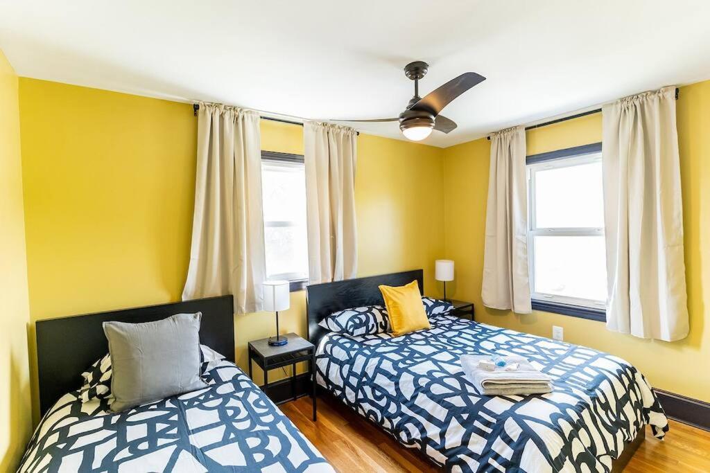 Spacious Charming DC Row House plus Free Parking-Sleeps 17 guests view 3