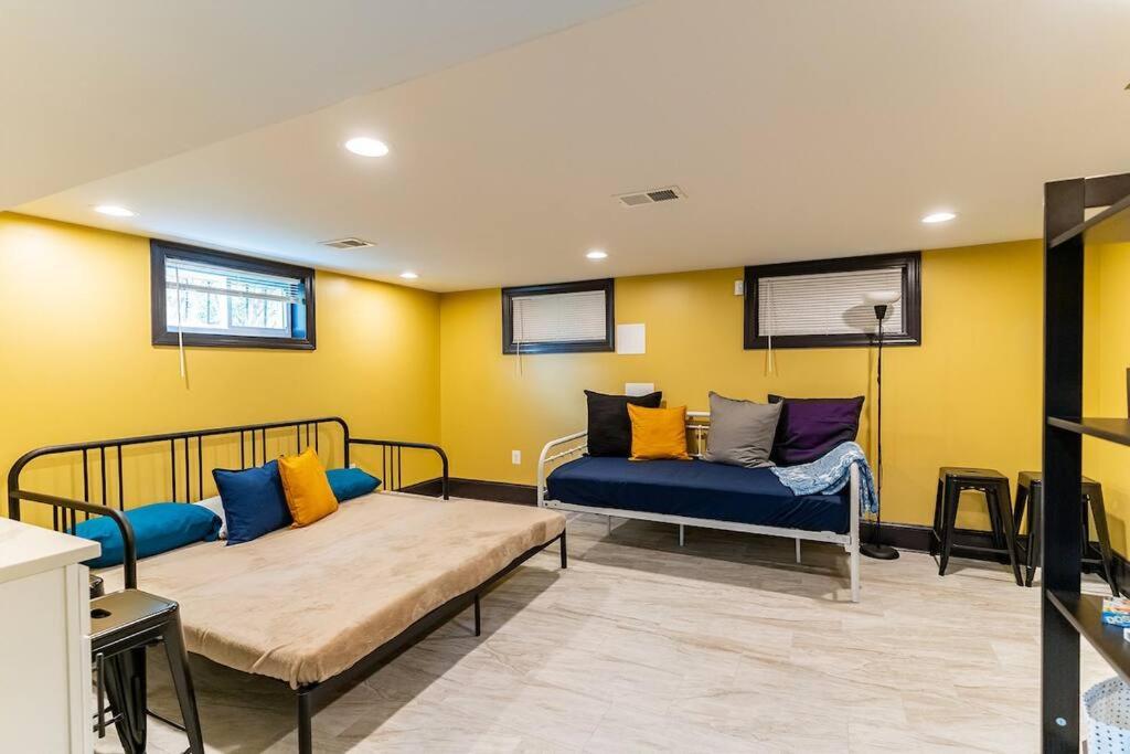 Spacious Charming DC Row House plus Free Parking-Sleeps 17 guests view 4