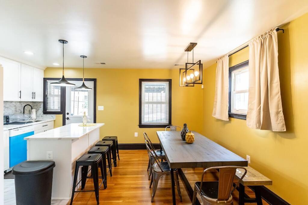 Spacious Charming DC Row House plus Free Parking-Sleeps 17 guests view 5