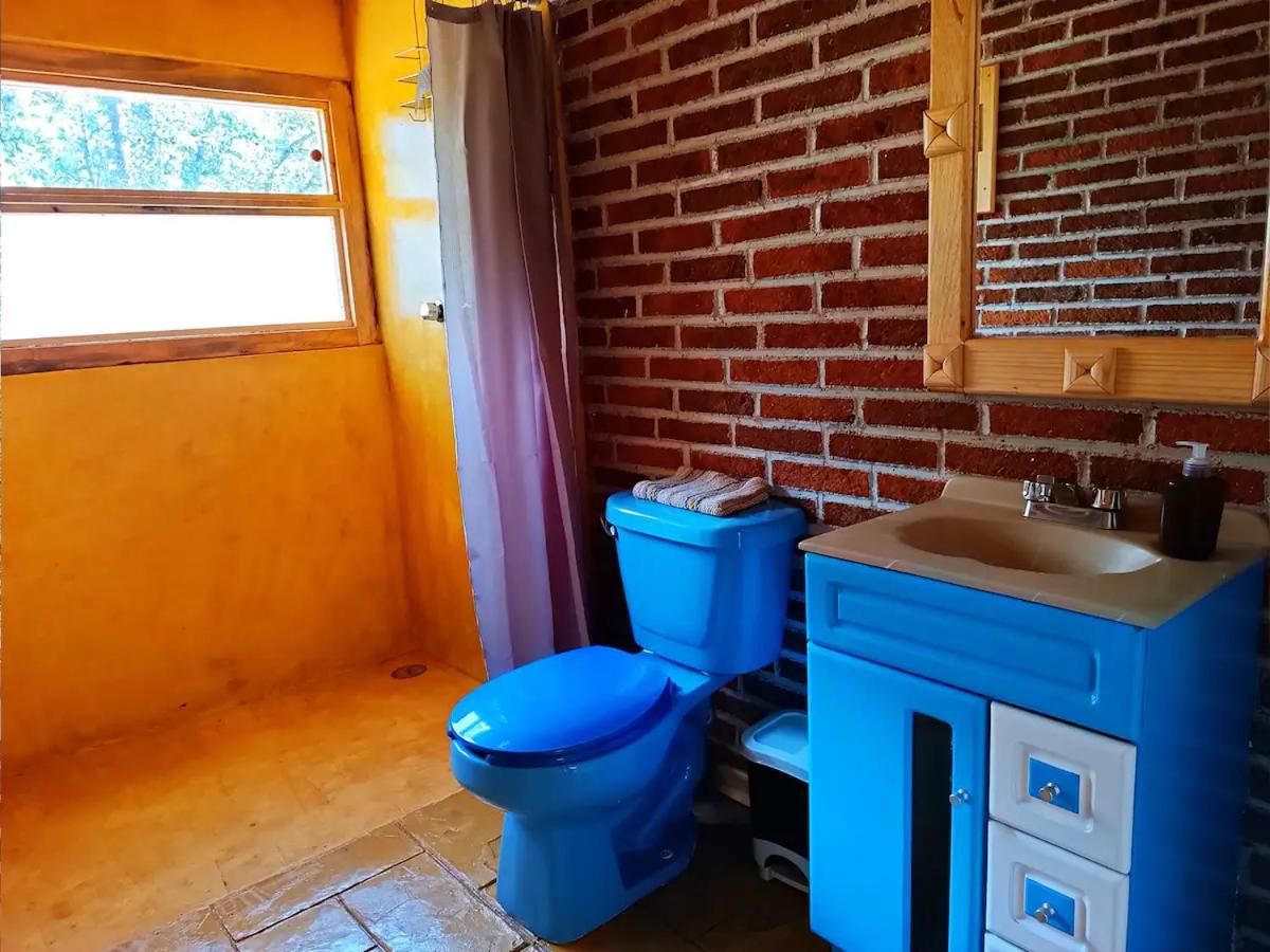 Cabaña para pareja en el bosque IA