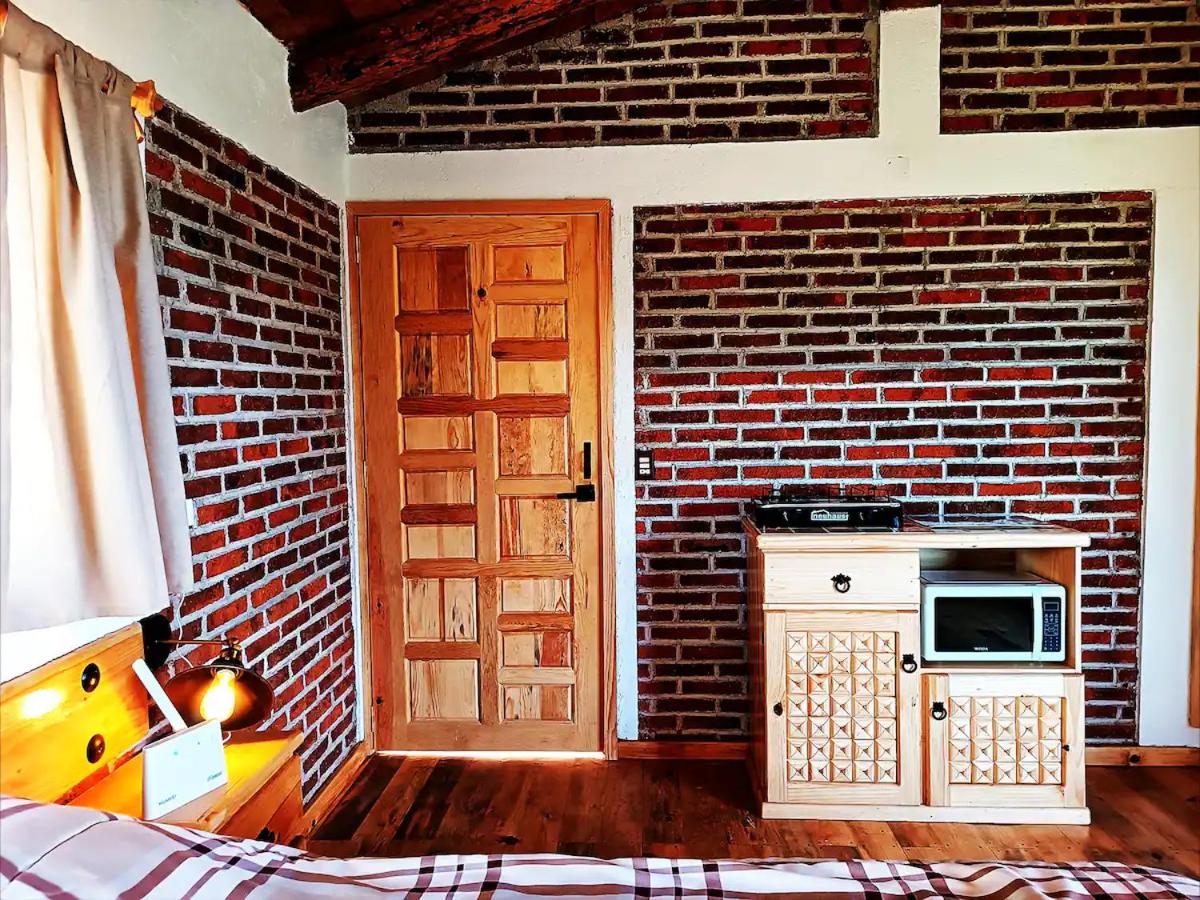 Cabaña para pareja en el bosque IA