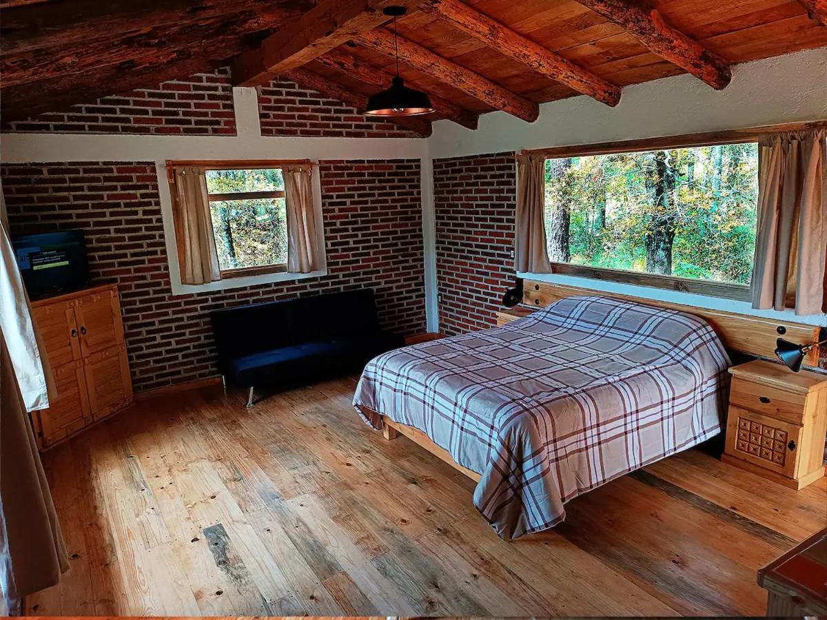 Cabaña para pareja en el bosque IA