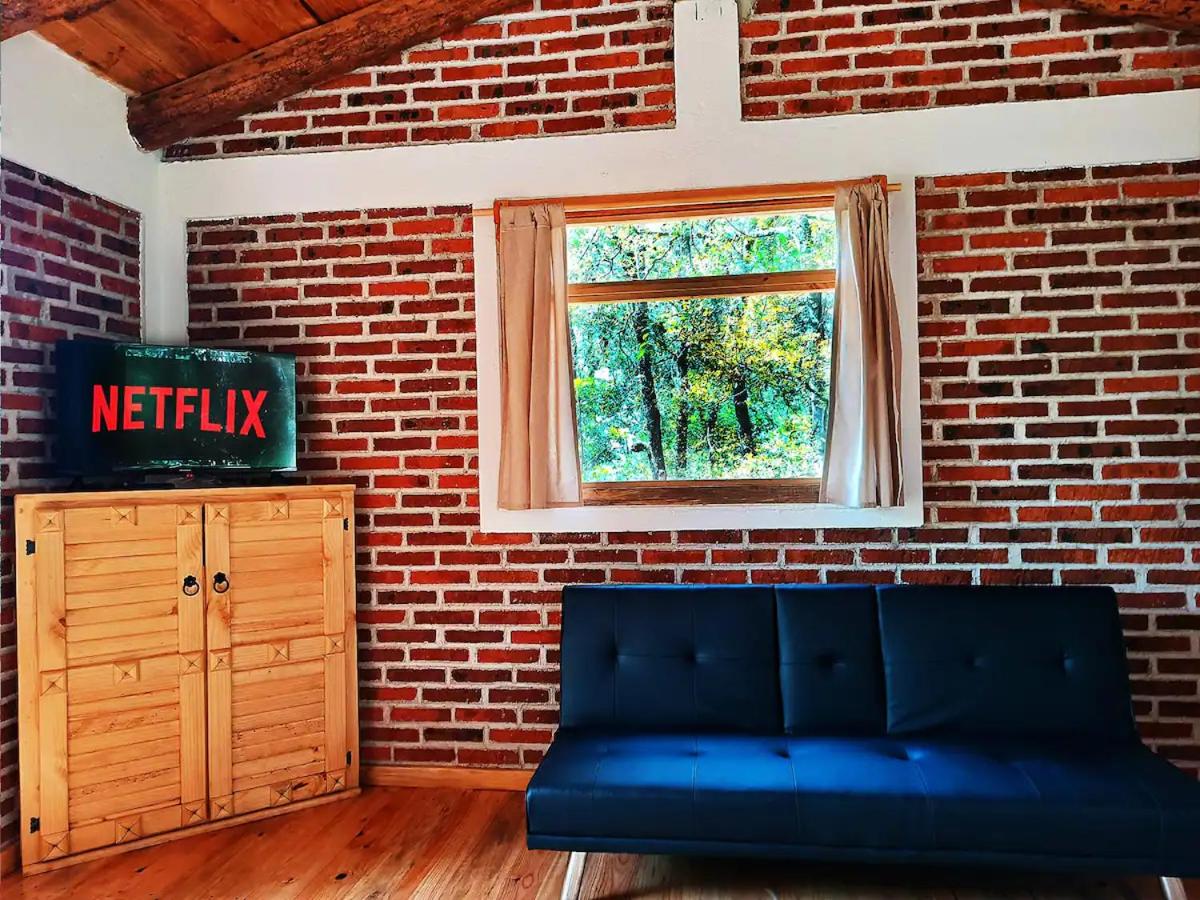 Cabaña para pareja en el bosque IA