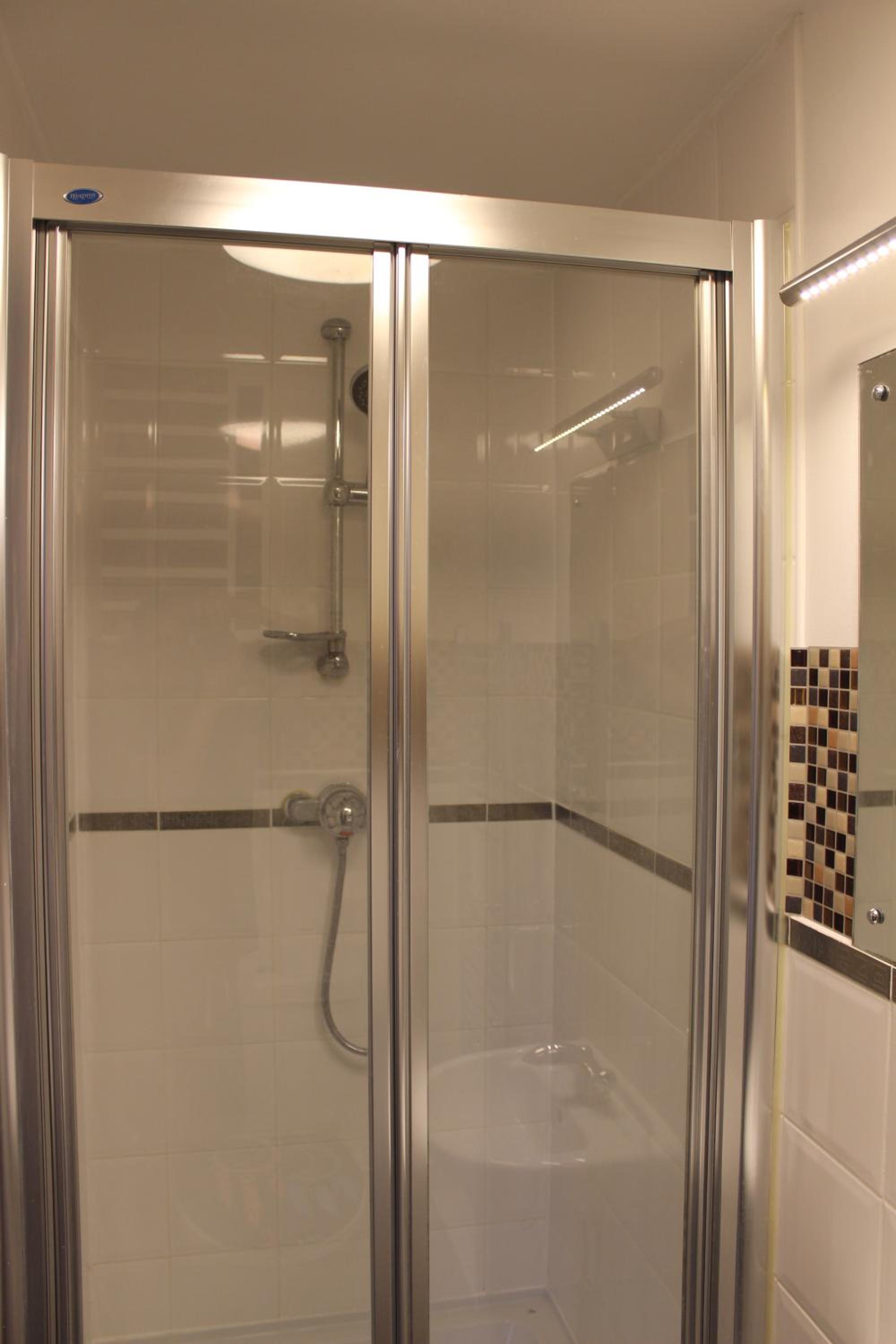 London 2 double bedrooms 2 Bathrooms Holiday Home - Parking SKYSPORTS, NETFLIX - 2 - 3 minutes walk to the Train station - 19min to London Liverpool Street
