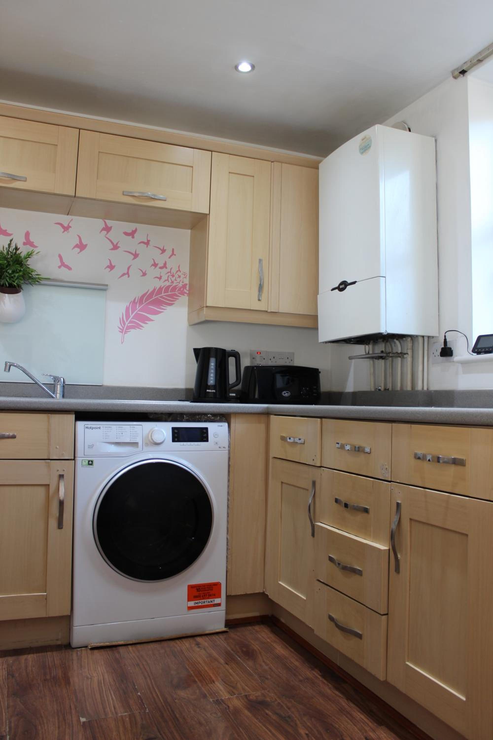 London 2 double bedrooms 2 Bathrooms Holiday Home - Parking SKYSPORTS, NETFLIX - 2 - 3 minutes walk to the Train station - 19min to London Liverpool Street