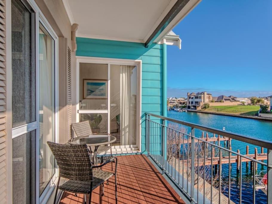 Waters Edge Apartment with Jetty