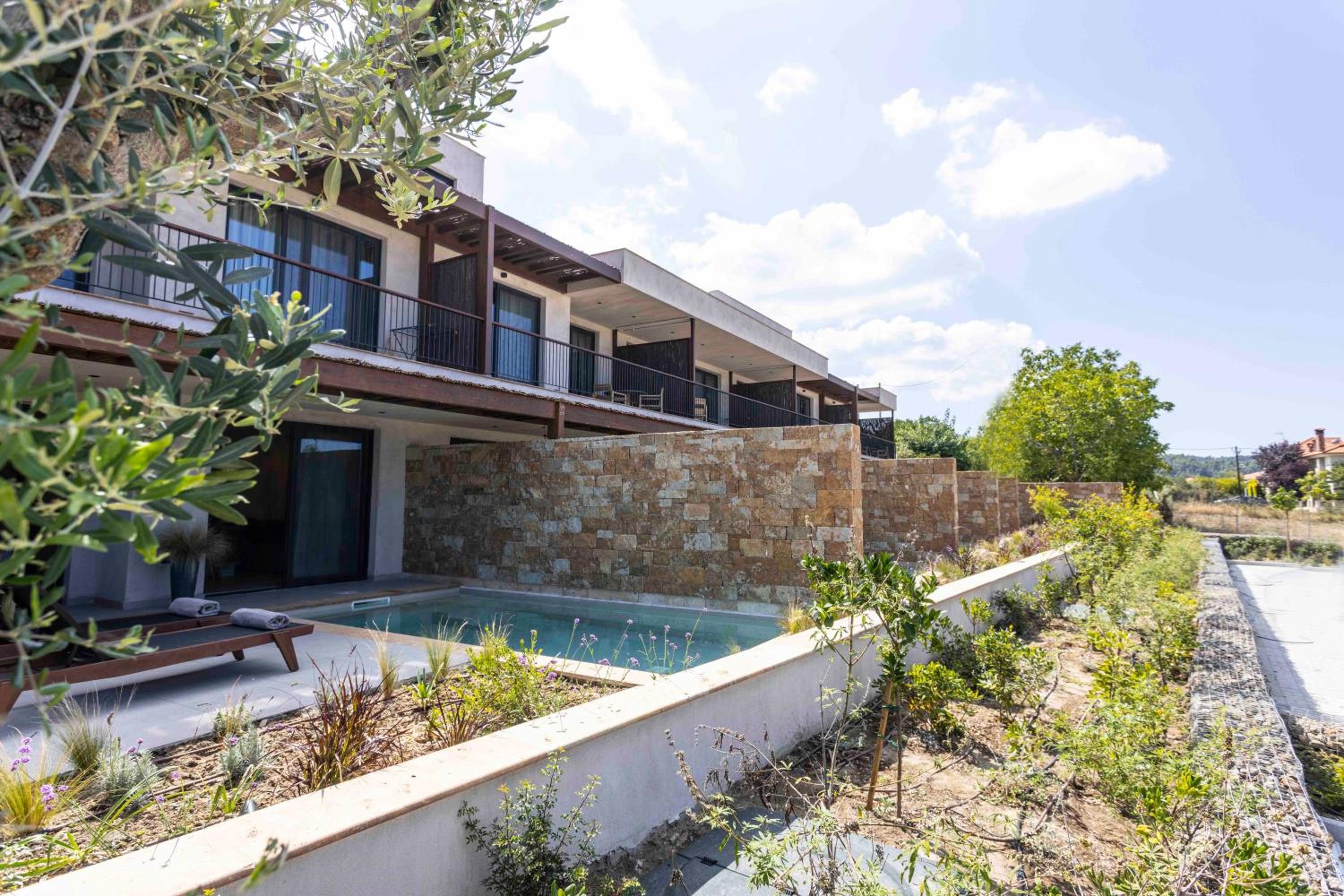 Hotel Pnoes Luxury Suites - Image 1