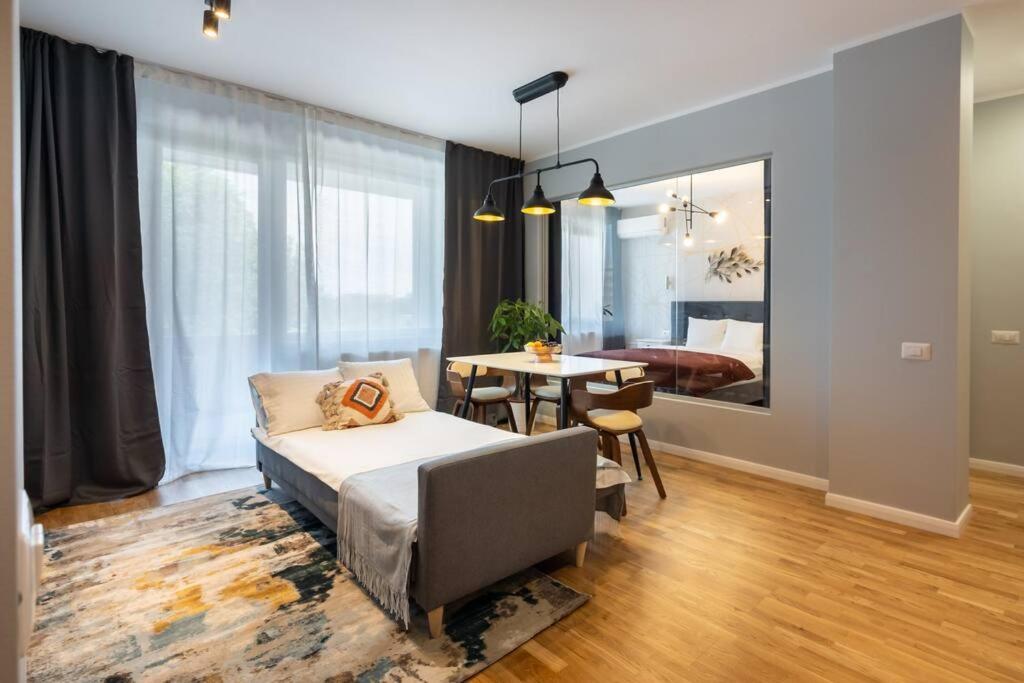 Bright 2BR Flat - Top Location - Amazing Balcony