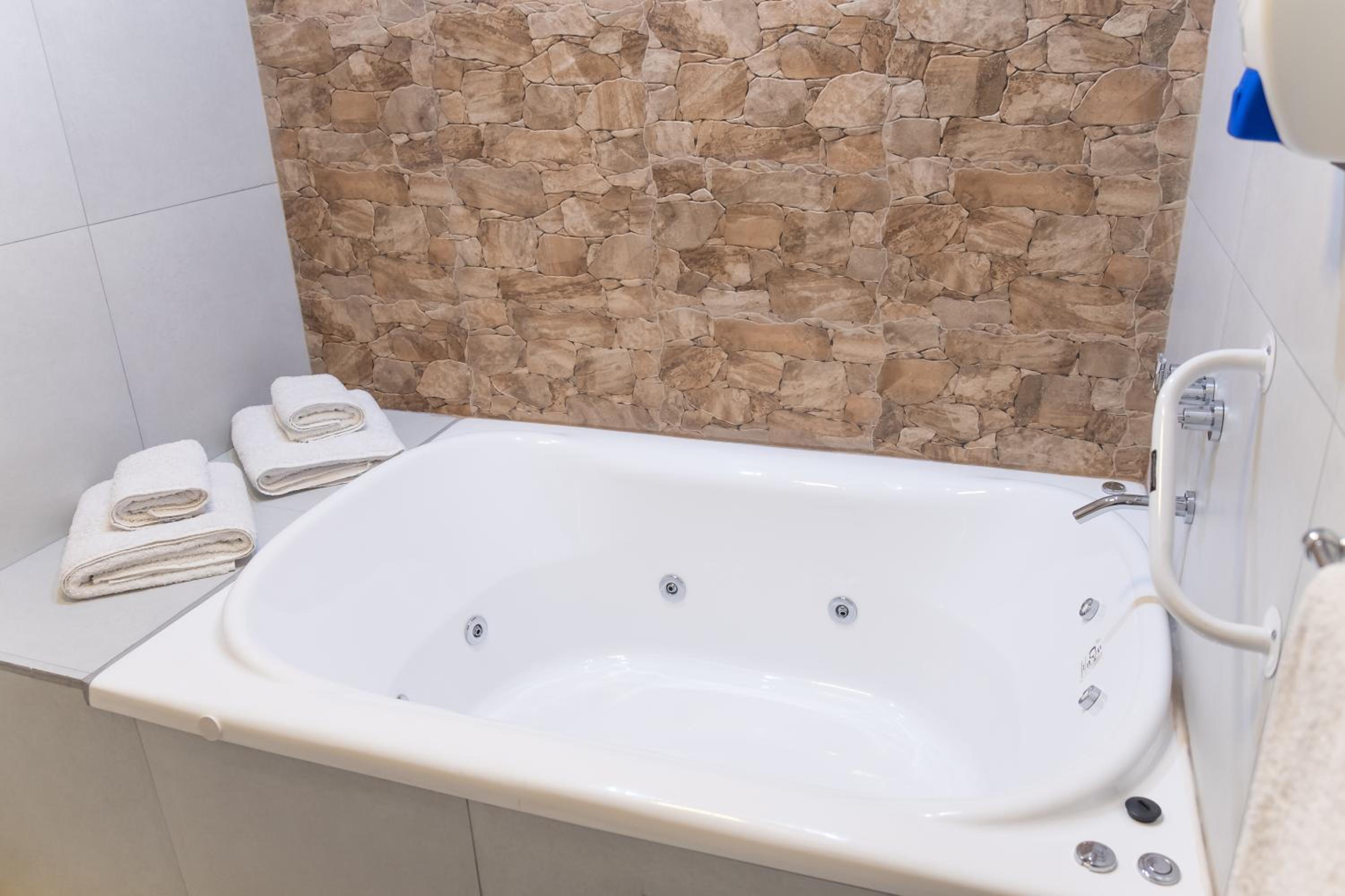 Hotel Augusta Deluxe - Image 1