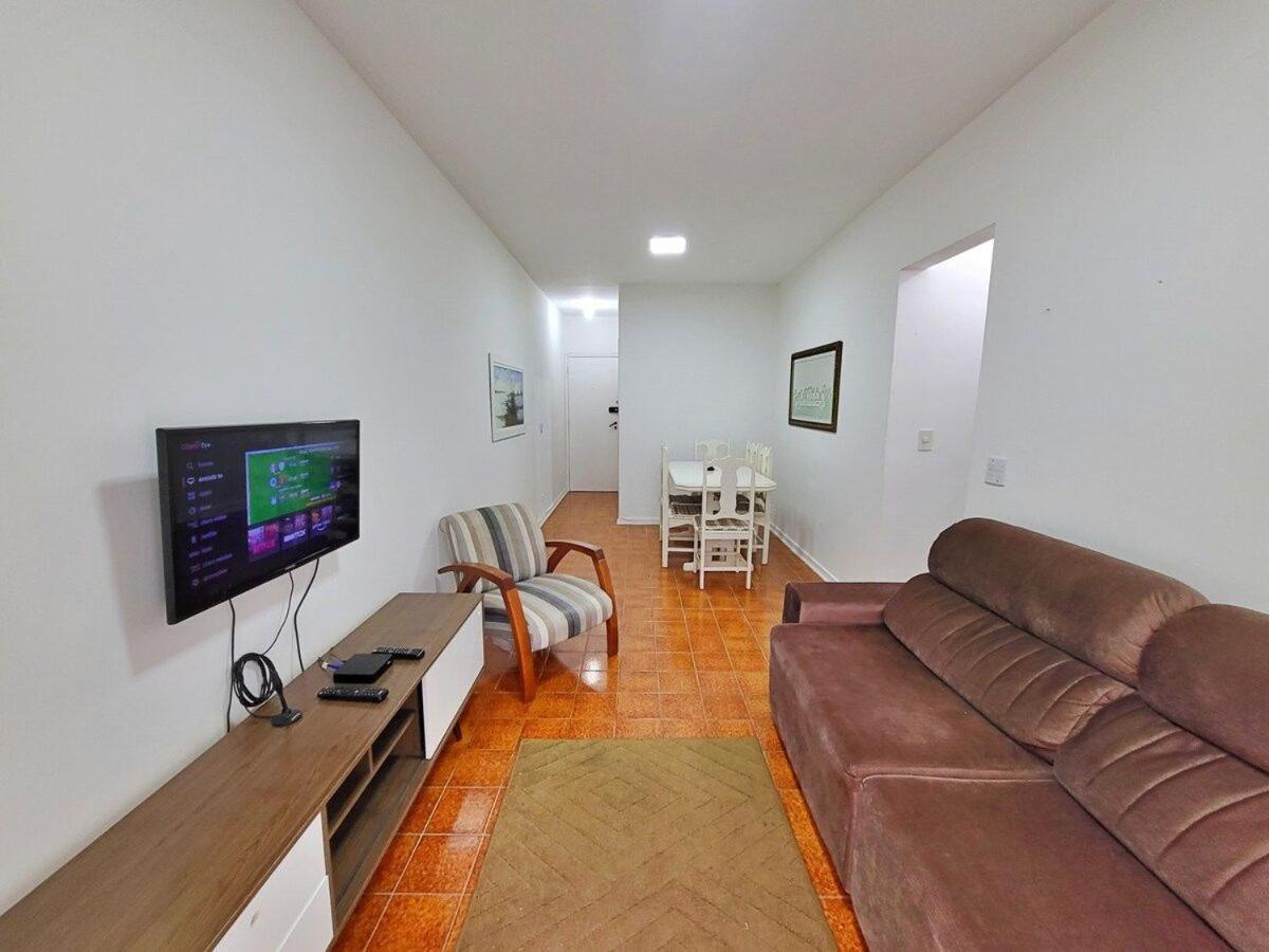 Ap 02 dorms - Enseada - com sacada, Ar-Cond, Wi-Fi, 01 vaga, Lado Praia view 4