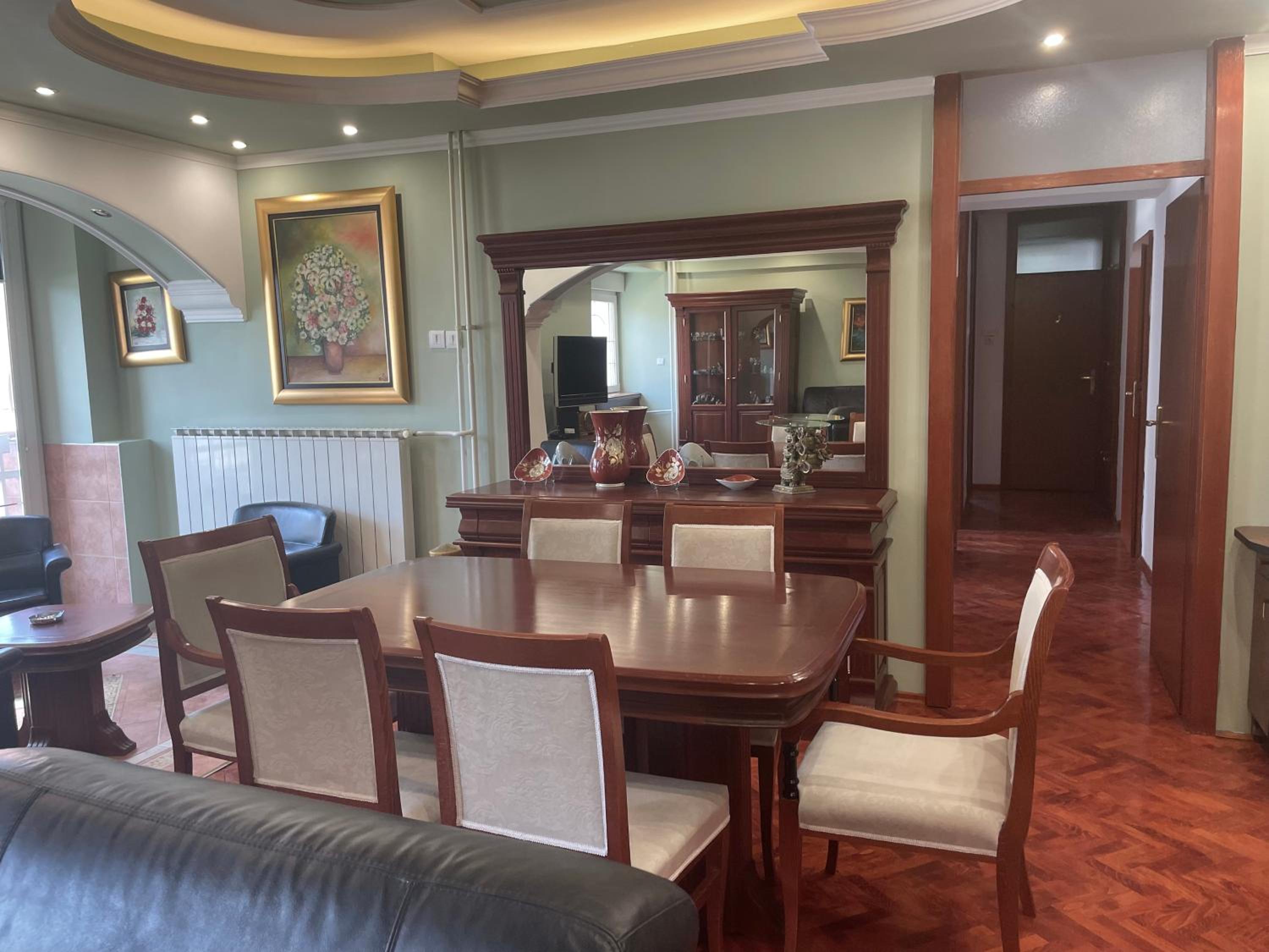 3 bedroom apartment on Naroden front street view 4
