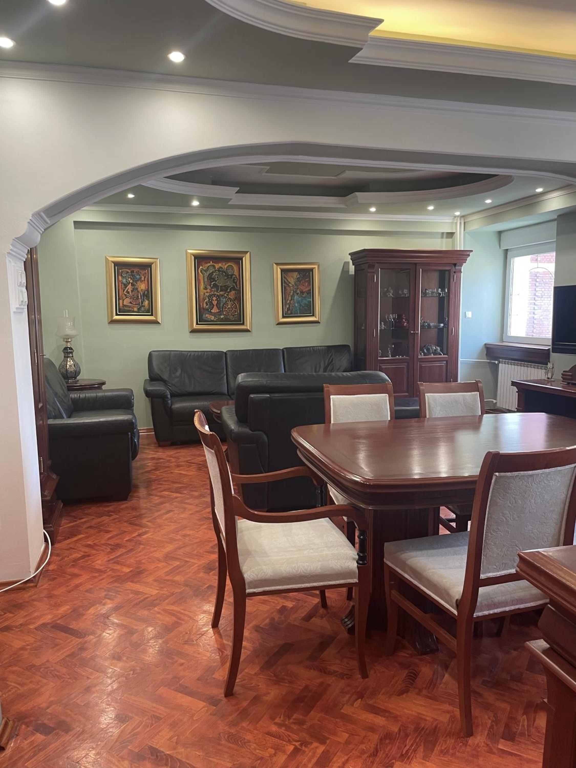 3 bedroom apartment on Naroden front street view 2