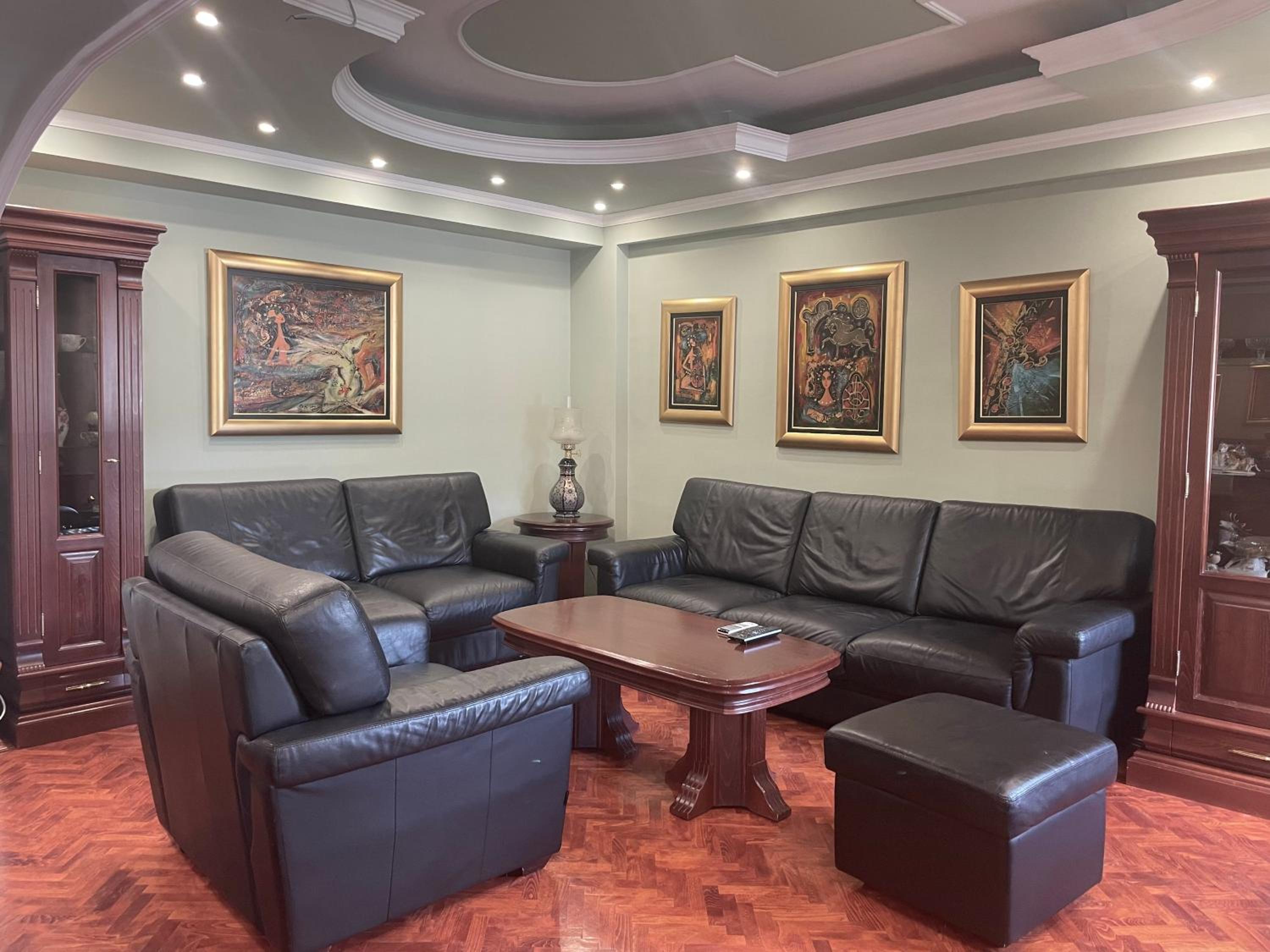 3 bedroom apartment on Naroden front street view 5