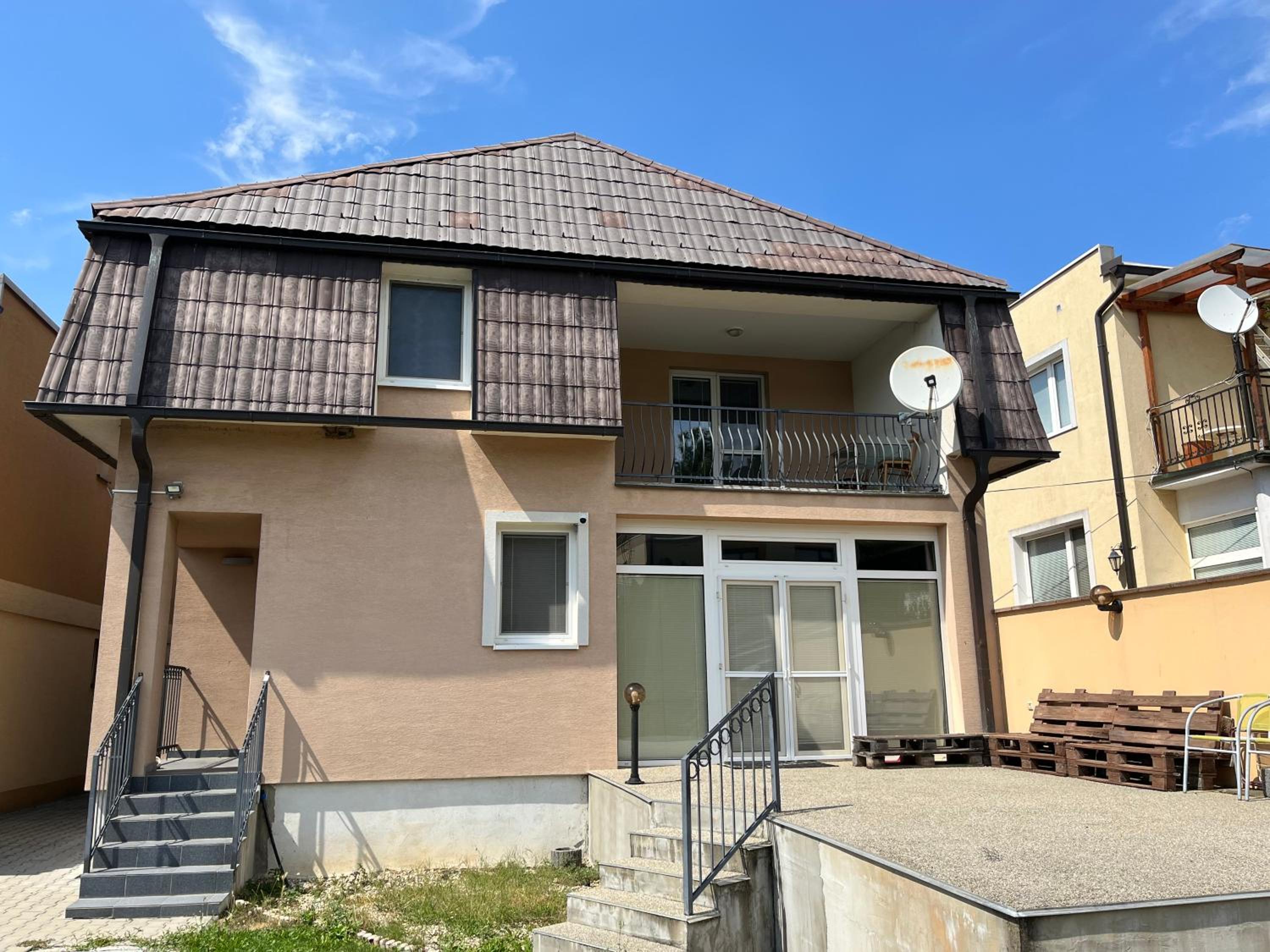 Hotel Dom Melissa v malebnej obci Banka - Image 1