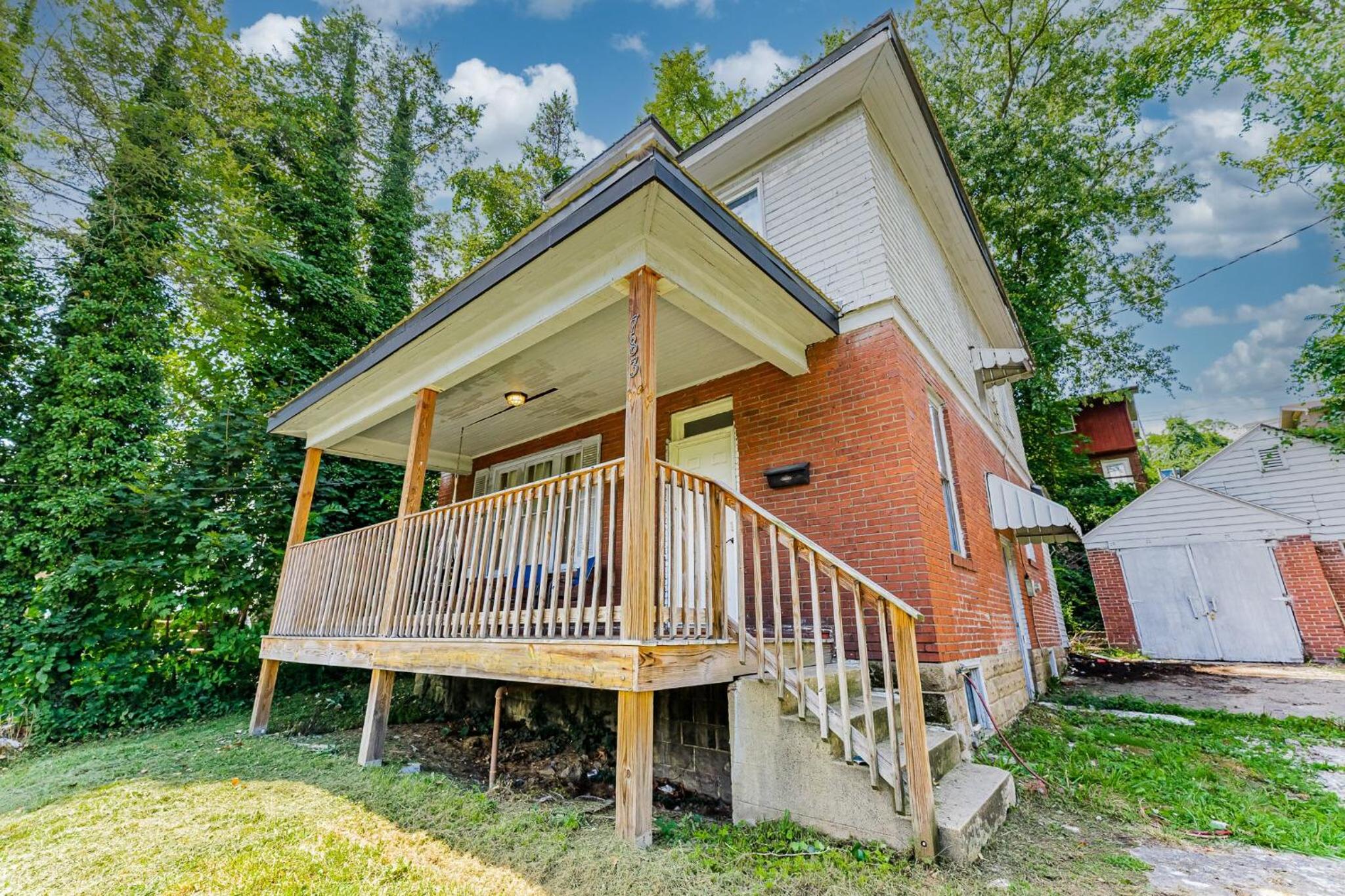 Awesome House, 5 minutes to DT, 2 miles to Stadium and Ruby Memorial! view 2