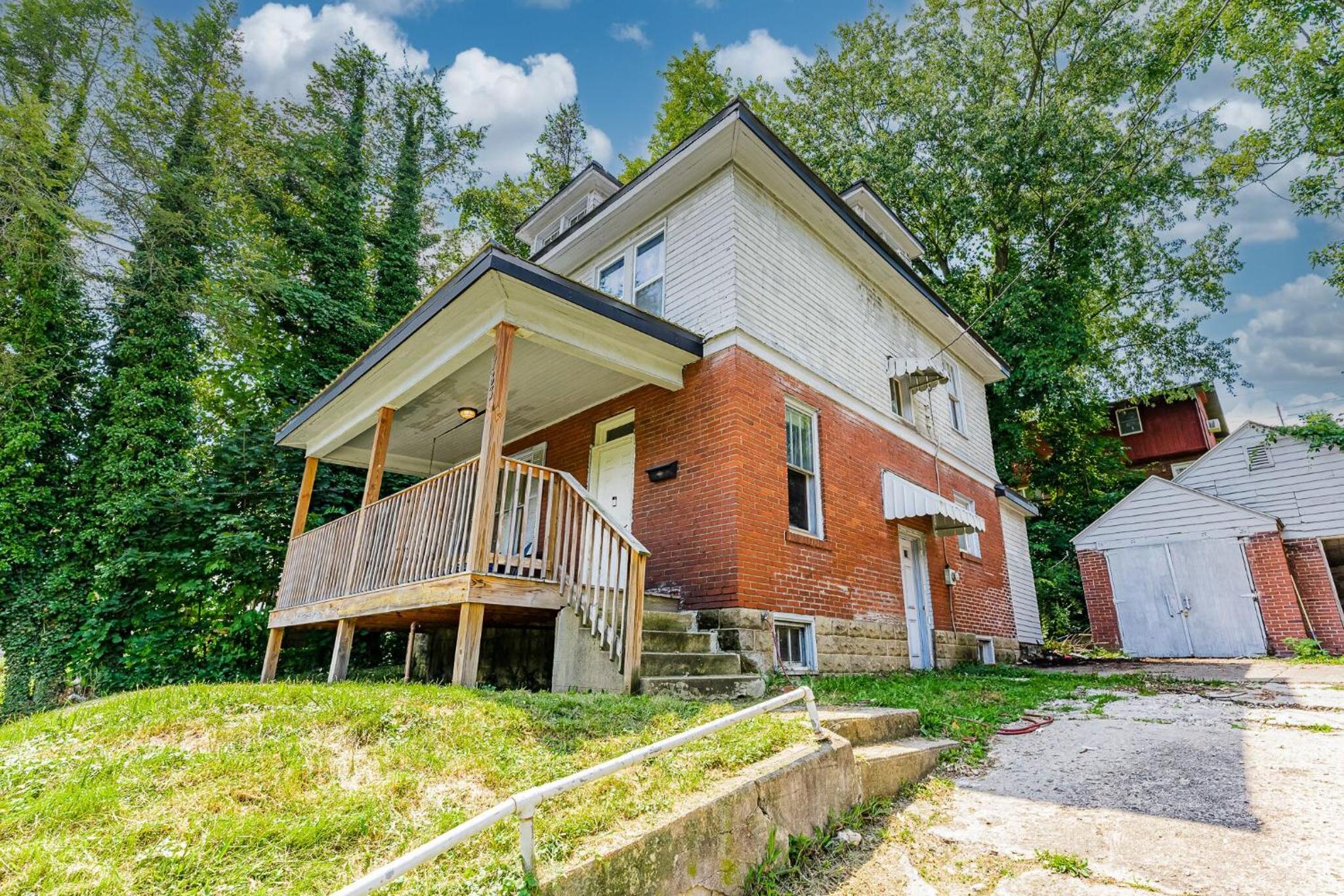 Awesome House, 5 minutes to DT, 2 miles to Stadium and Ruby Memorial! view 3