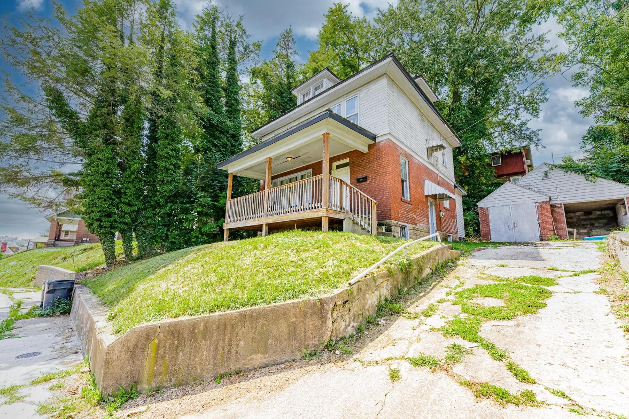 Awesome House, 5 minutes to DT, 2 miles to Stadium and Ruby Memorial! view 4