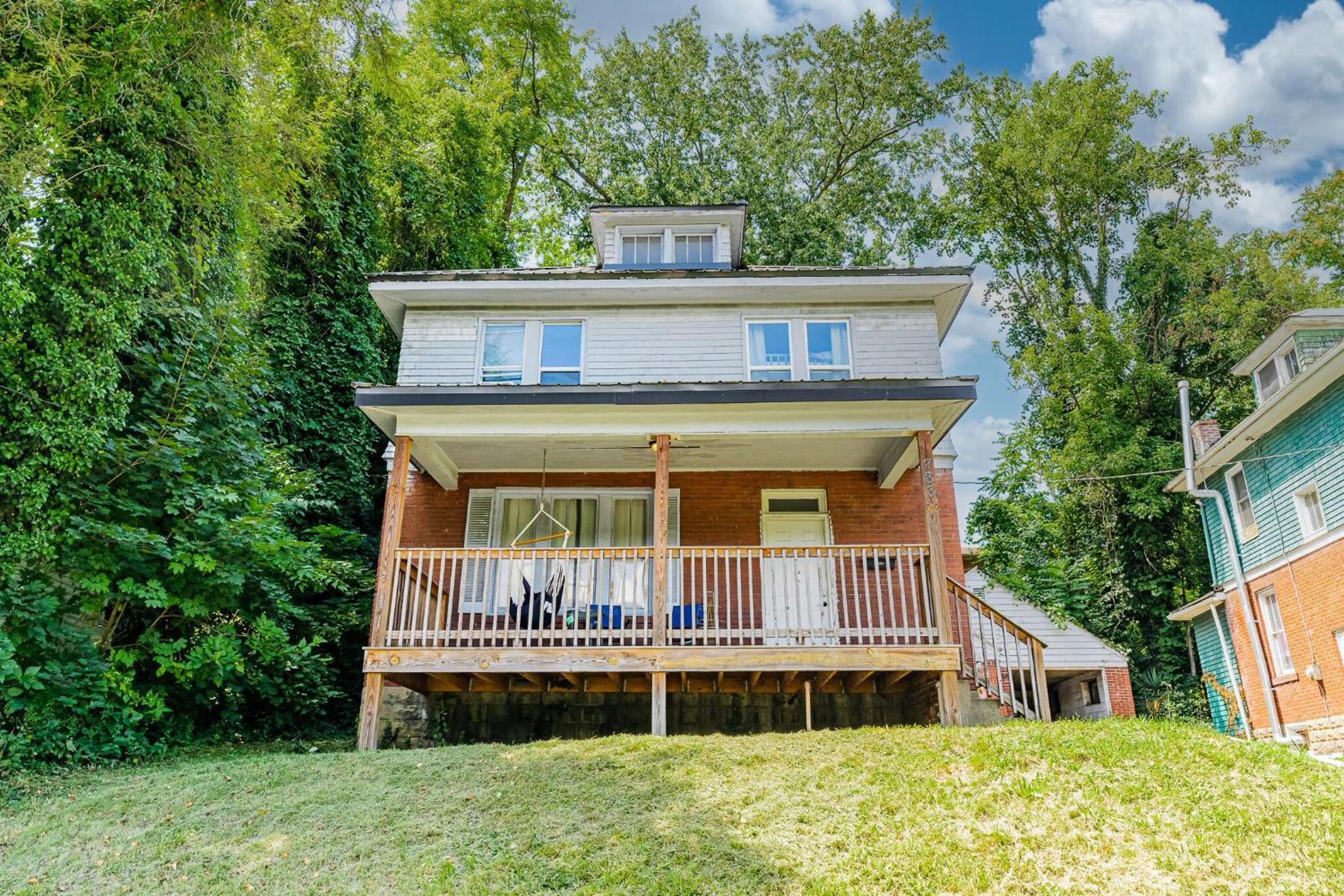 Awesome House, 5 minutes to DT, 2 miles to Stadium and Ruby Memorial! view 5