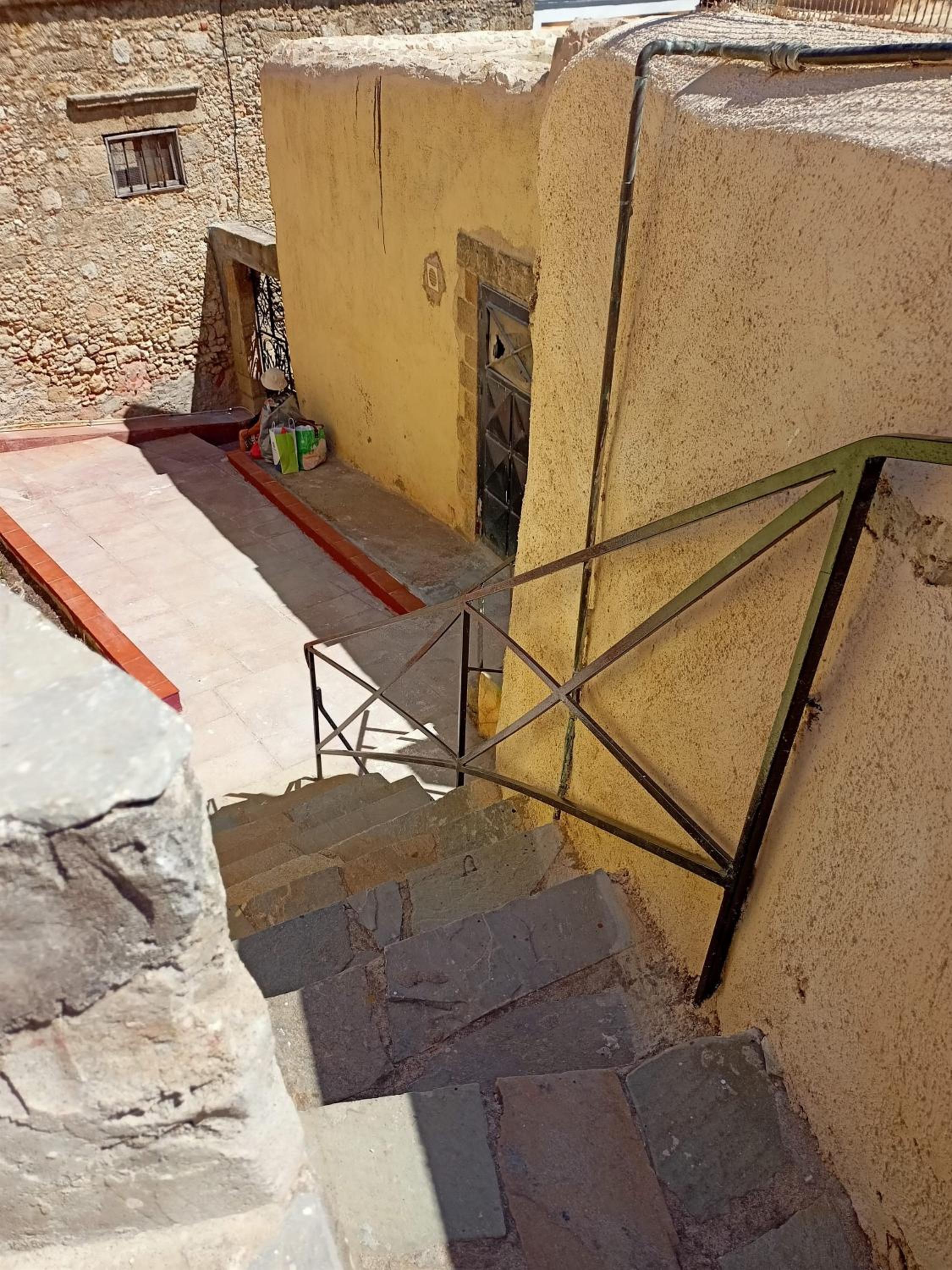 A medieval windmill tower 2bedrooms in the heart of old town with magnificent panoramic seaview and cityview view 4