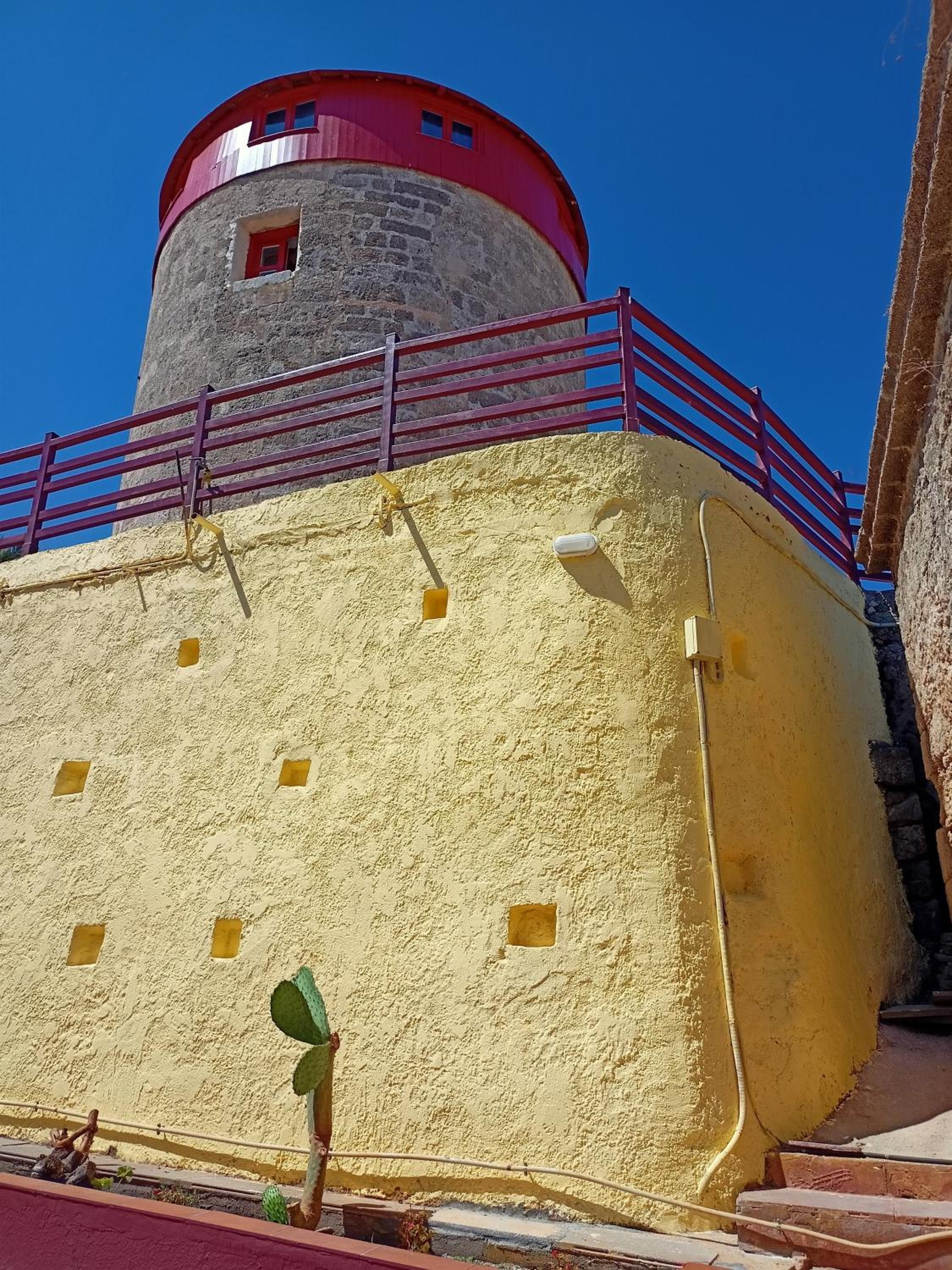 A medieval windmill tower 2bedrooms in the heart of old town with magnificent panoramic seaview and cityview view 5