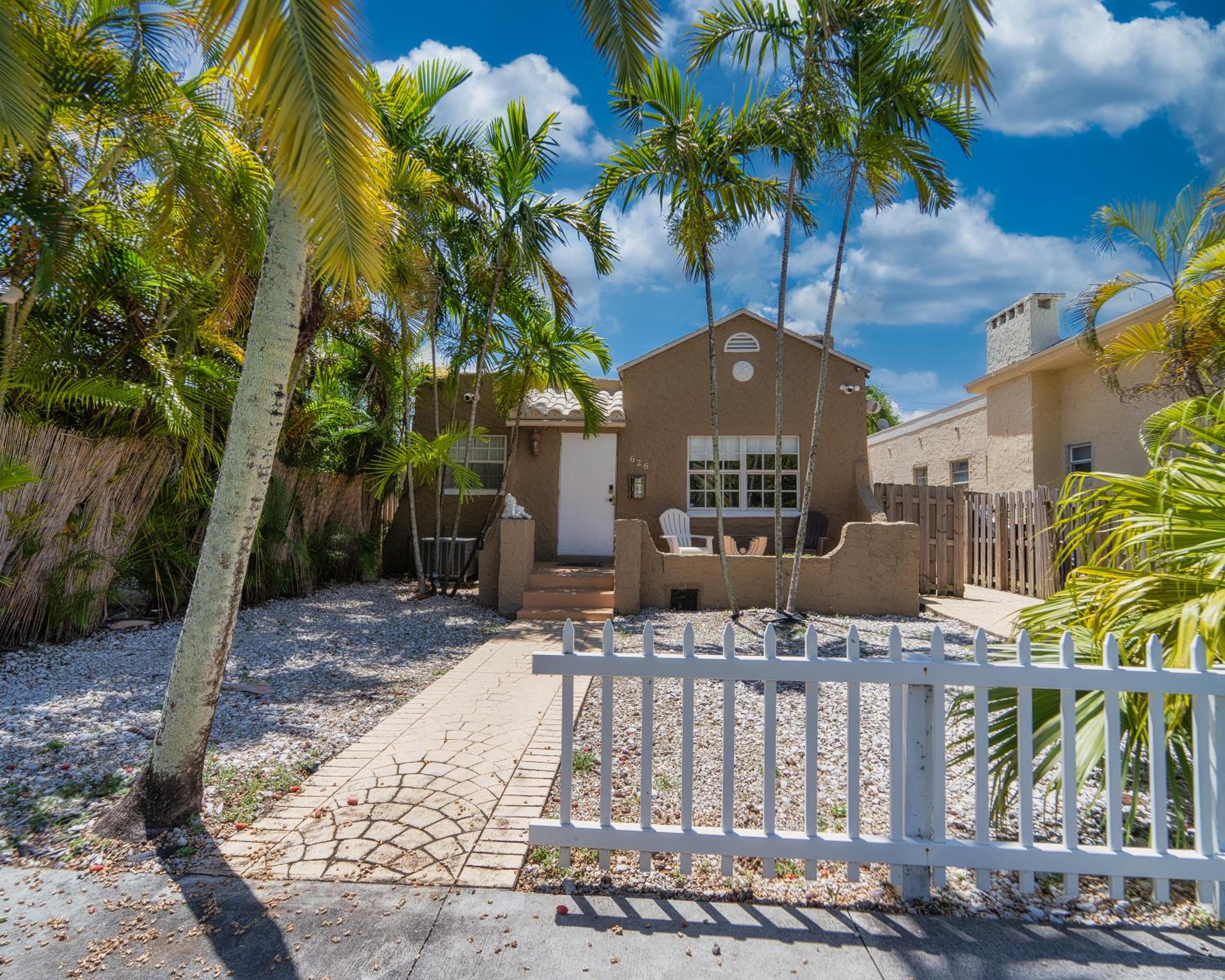 Bike to Beach-Spacious With Patio BBQ & Game Room (Pet-Friendly) view 3