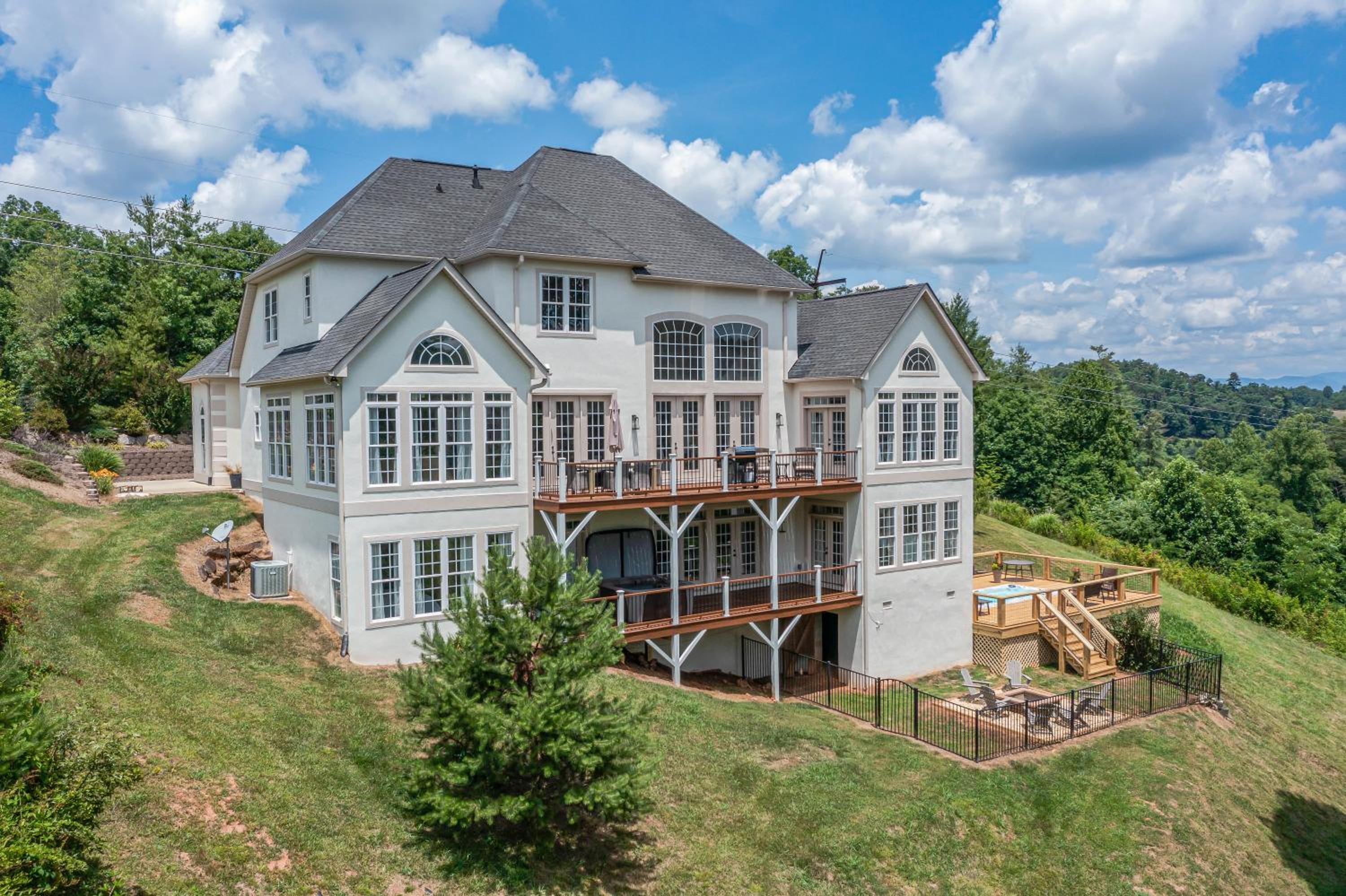 Stunning Modern Retreat! Year-Round Swim Spa | Hot Tub | Movie Room | Firepit