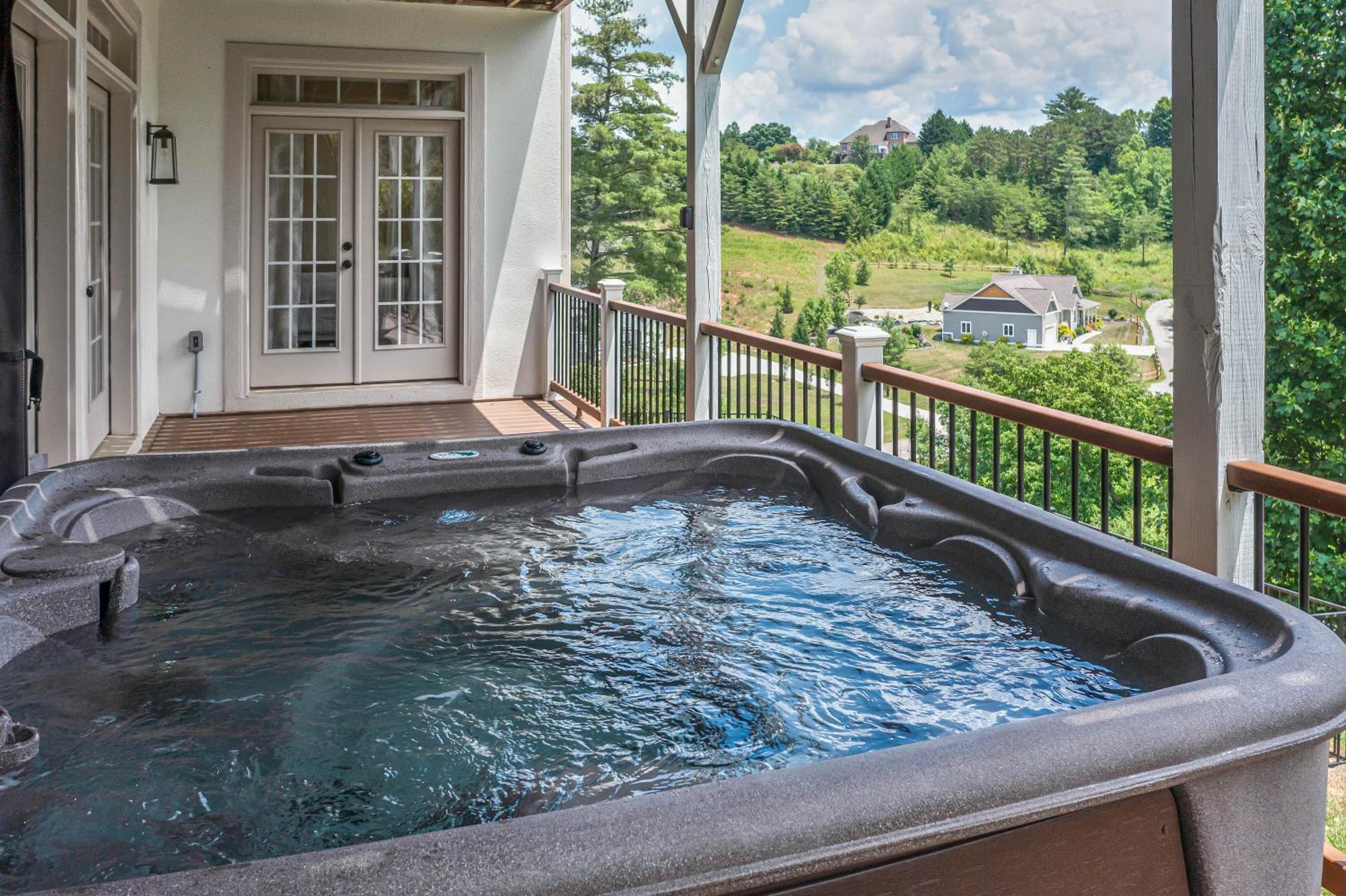 Stunning Modern Retreat! Year-Round Swim Spa | Hot Tub | Movie Room | Firepit