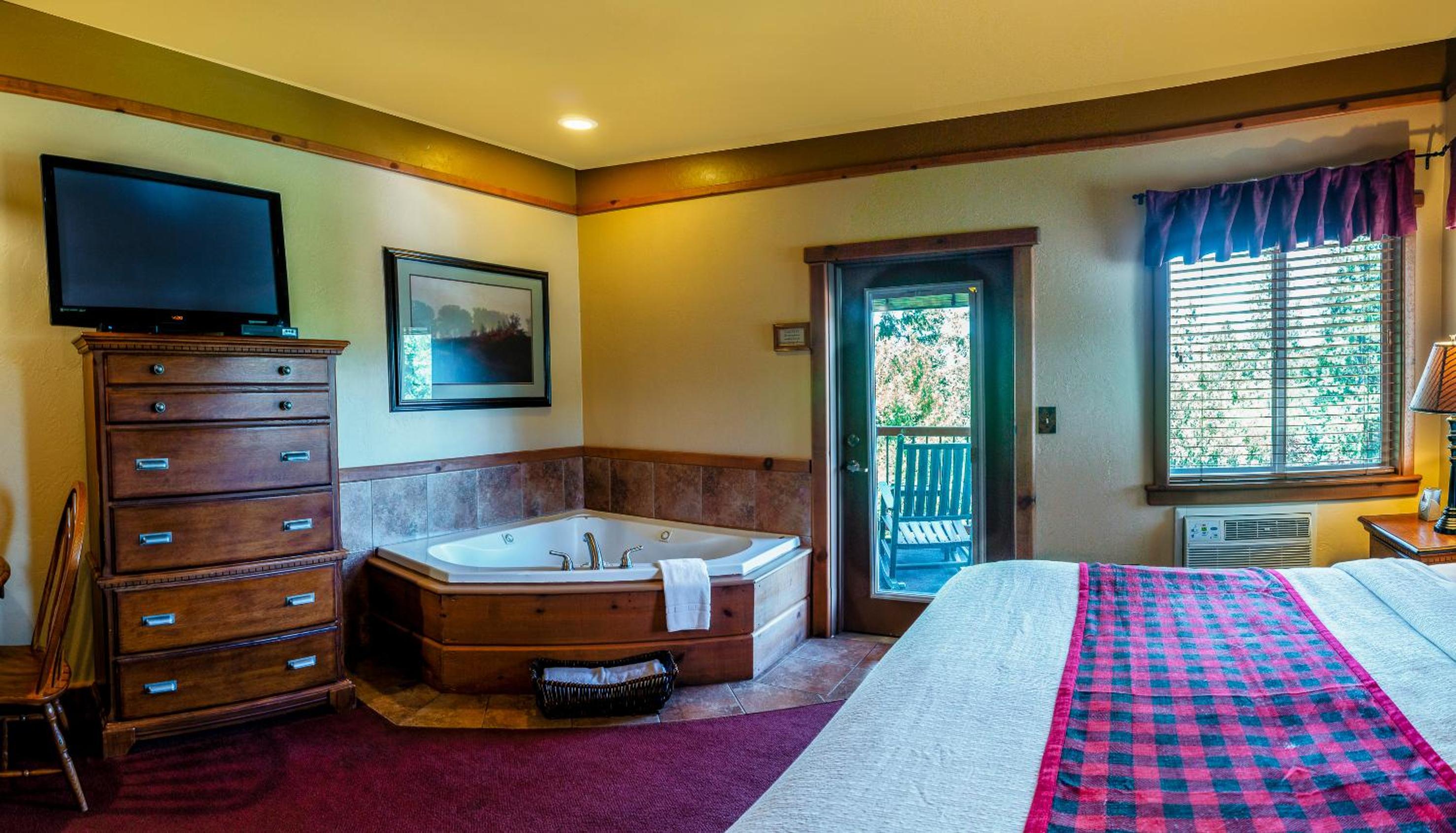 Ashland Vacations - Callahan's Mountain Lodge - Property Image 3