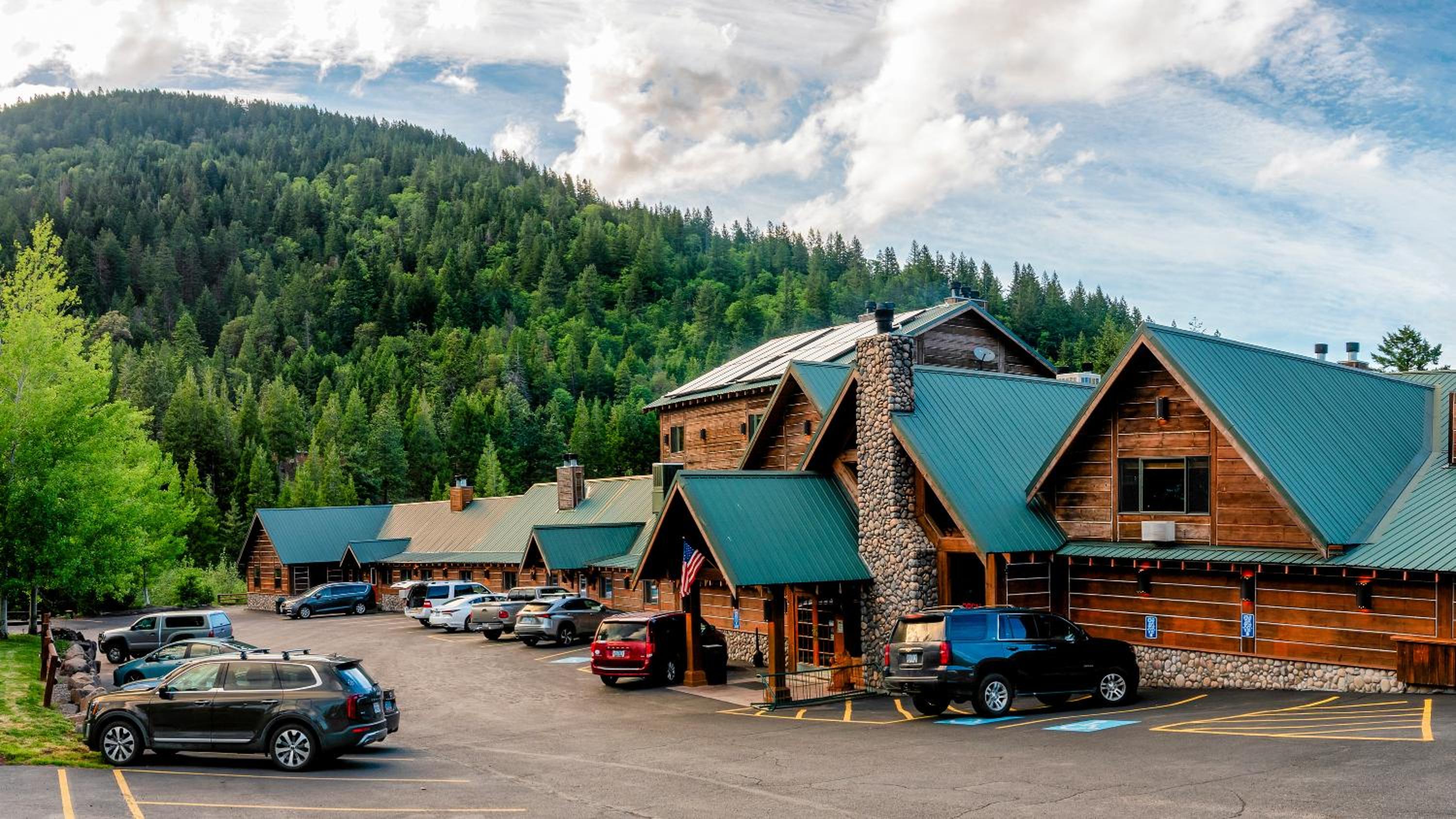 Yreka Vacations - Callahan's Mountain Lodge - Property Image 1
