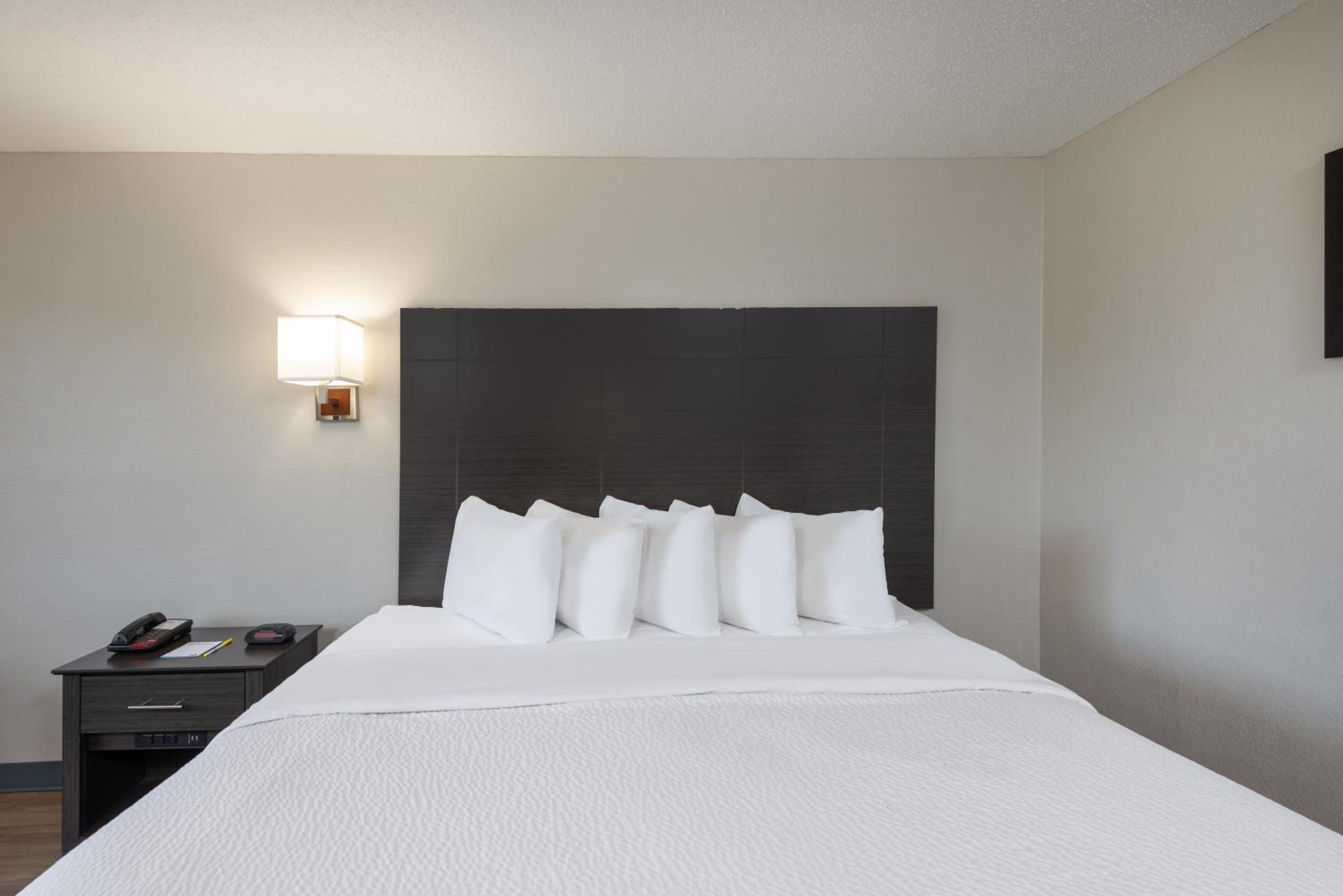 Somerset Vacations - Days Inn by Wyndham Somerset PA I-70 I-76 - Property Image 33