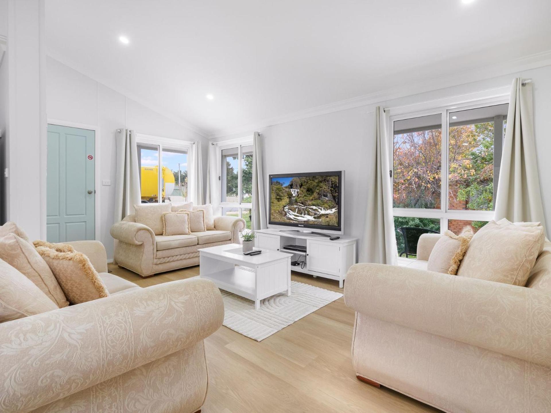 61 Myack Street - Modern 4BR Home in Berridale l WiFi l Aircon
