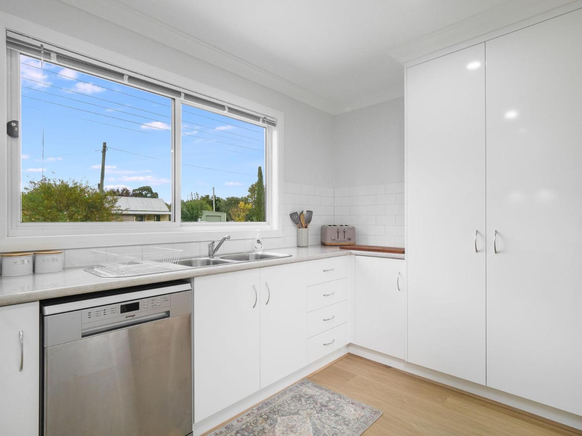 61 Myack Street - Modern 4BR Home in Berridale l WiFi l Aircon