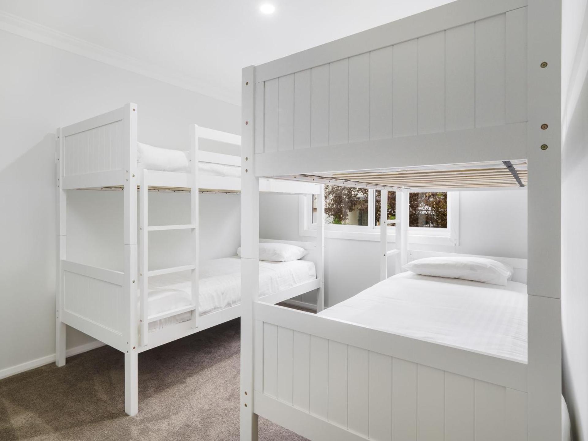 61 Myack Street - Modern 4BR Home in Berridale l WiFi l Aircon