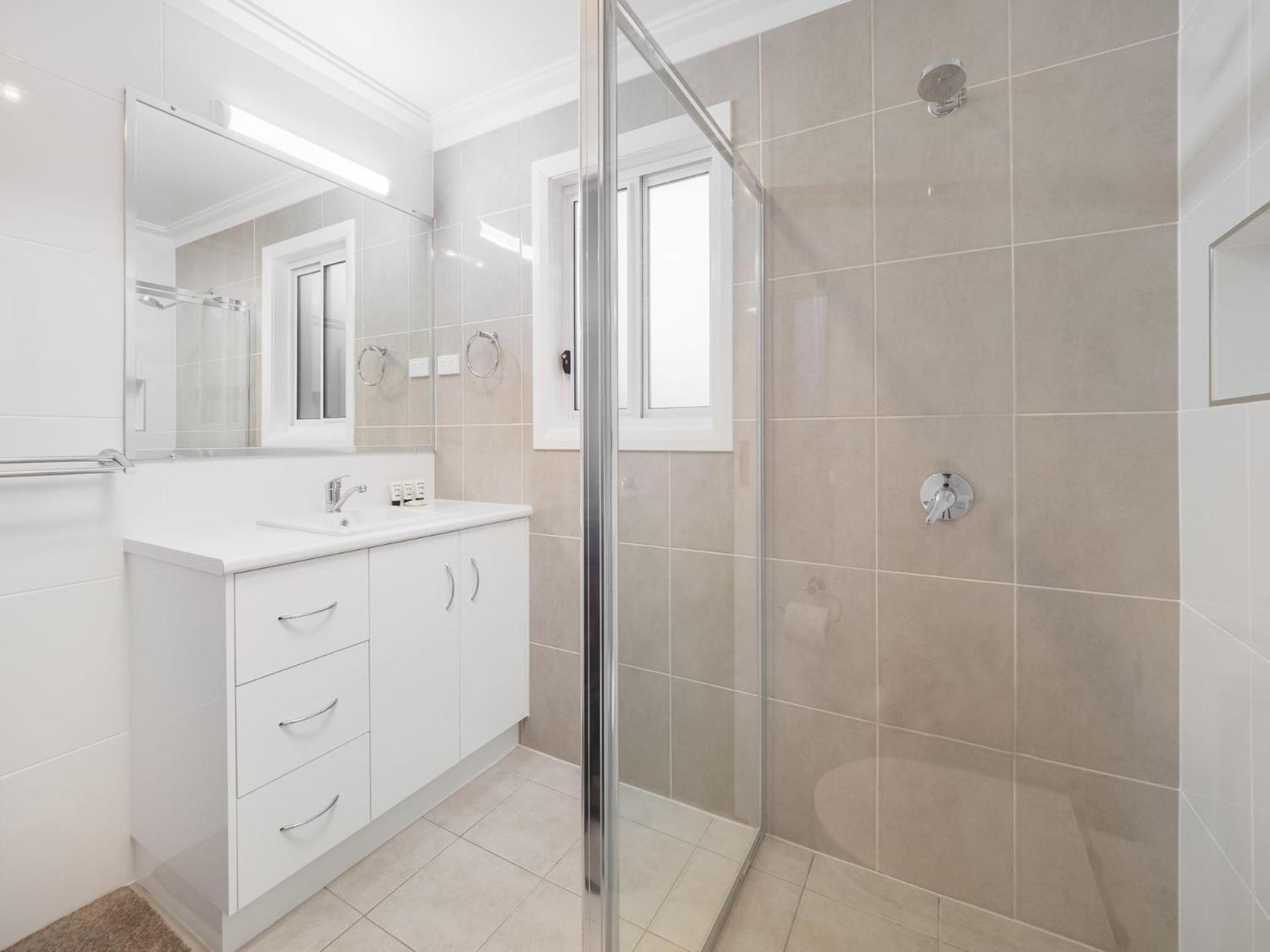 61 Myack Street - Modern 4BR Home in Berridale l WiFi l Aircon