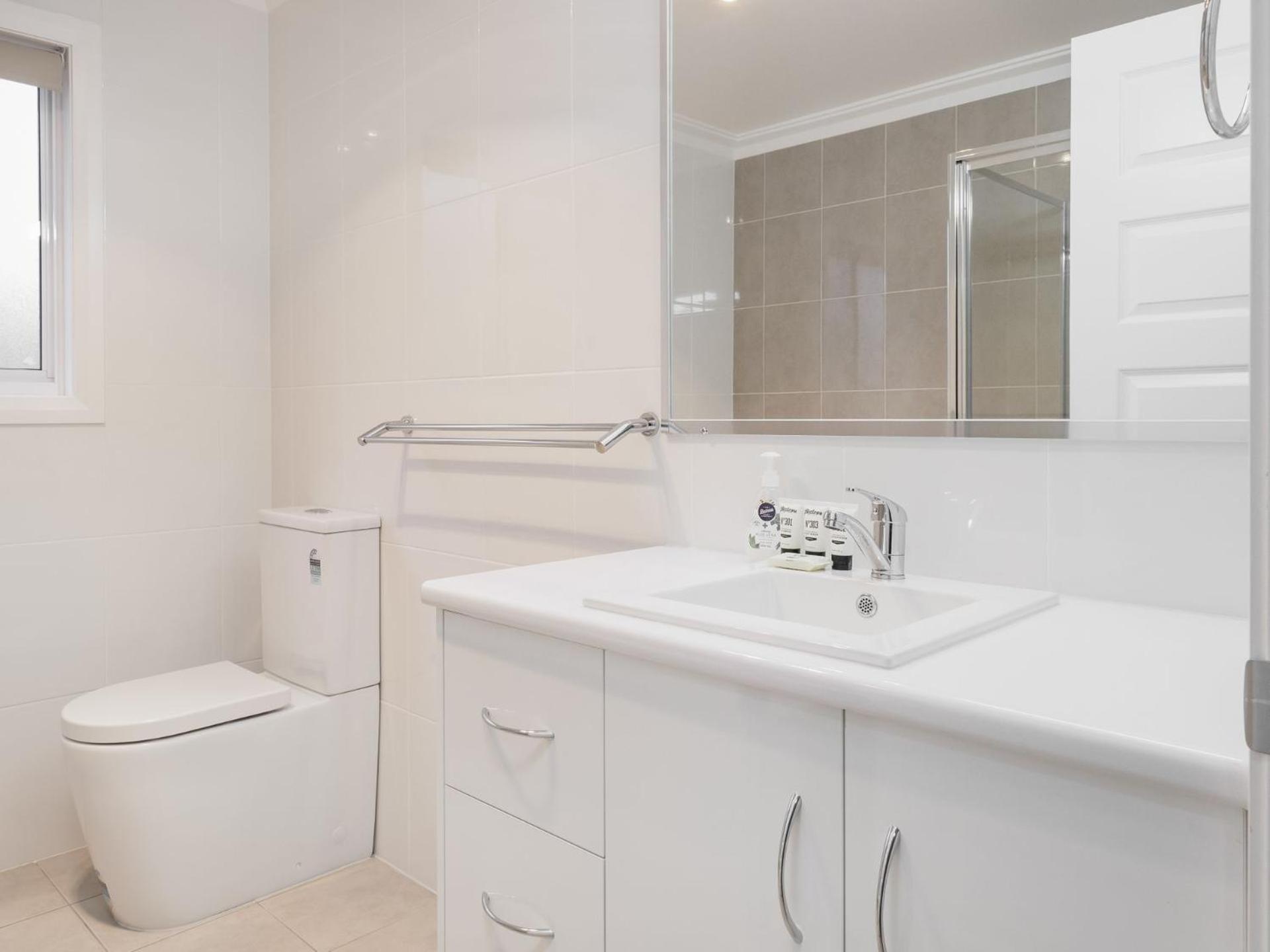 61 Myack Street - Modern 4BR Home in Berridale l WiFi l Aircon