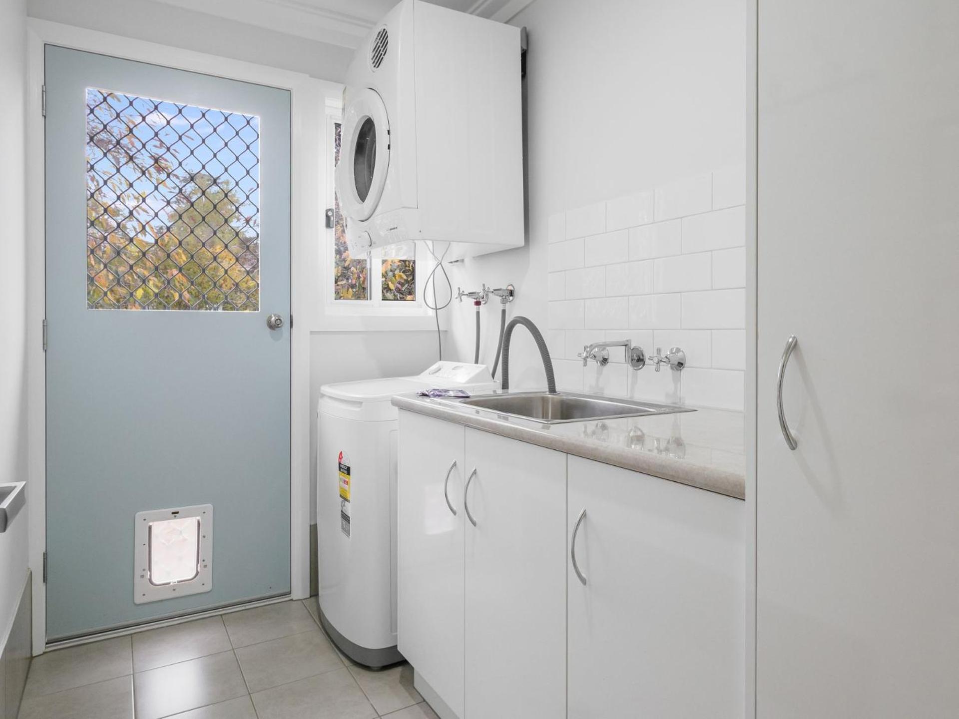 61 Myack Street - Modern 4BR Home in Berridale l WiFi l Aircon