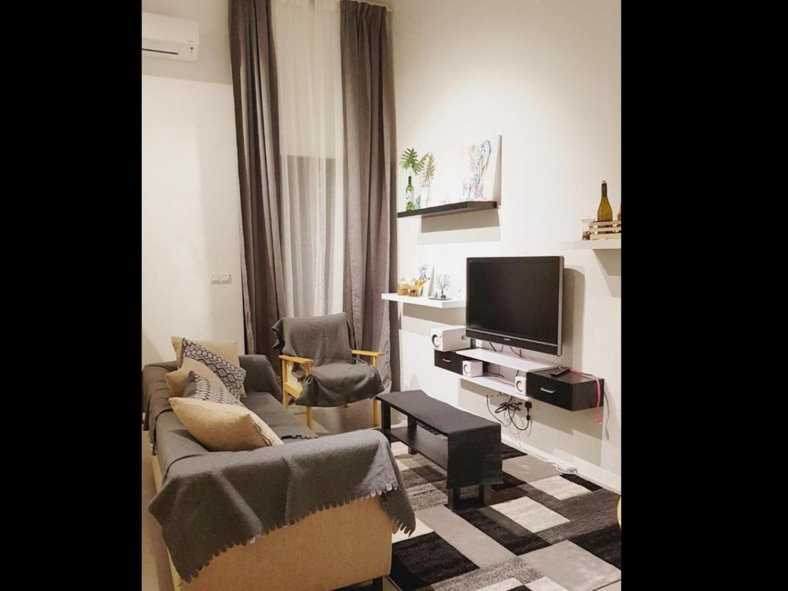 Charming Bedroom - next to train station at Est Bangsar