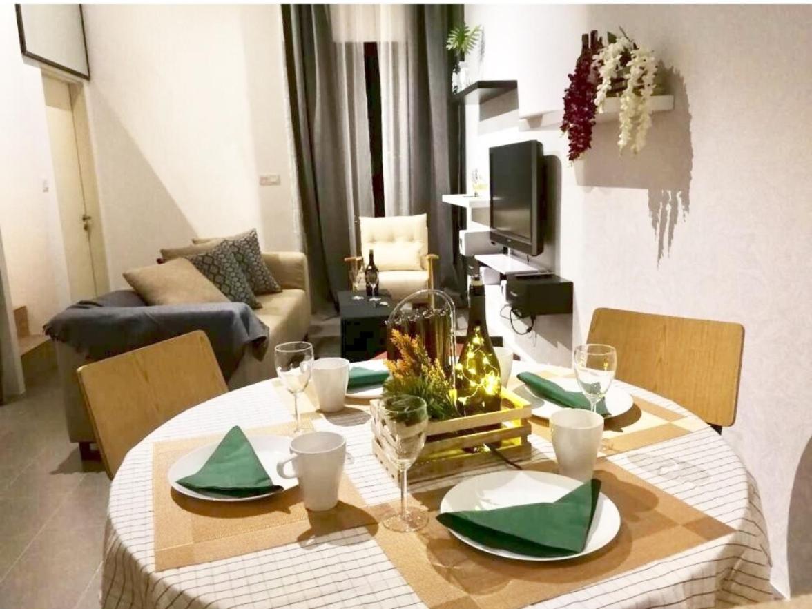 Charming Bedroom - next to train station at Est Bangsar