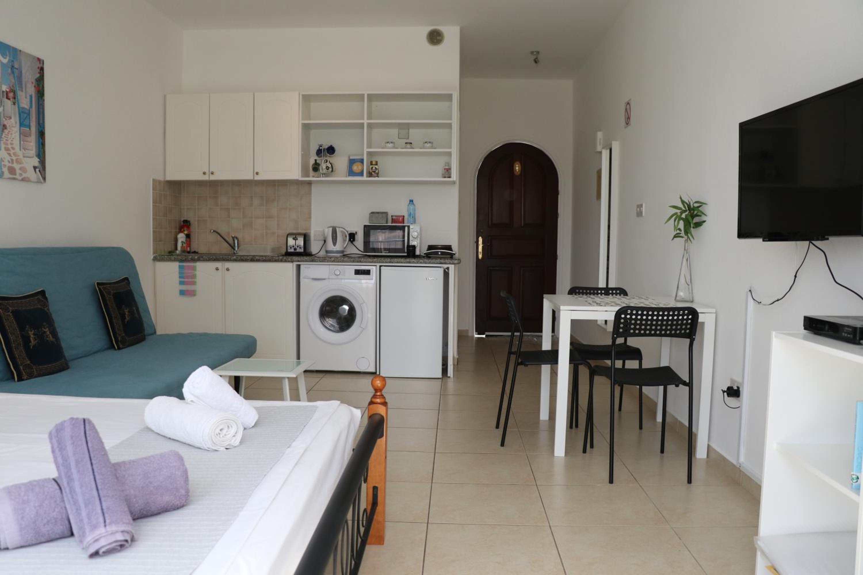 Apartment in Kato Pafos & 10 min to Venus beach view 4